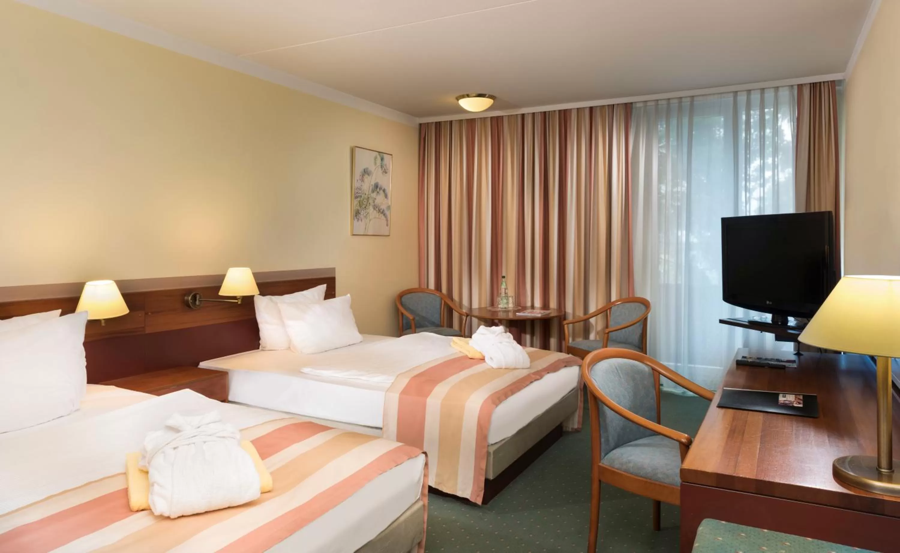 Photo of the whole room, Bed in Wyndham Garden Kassel