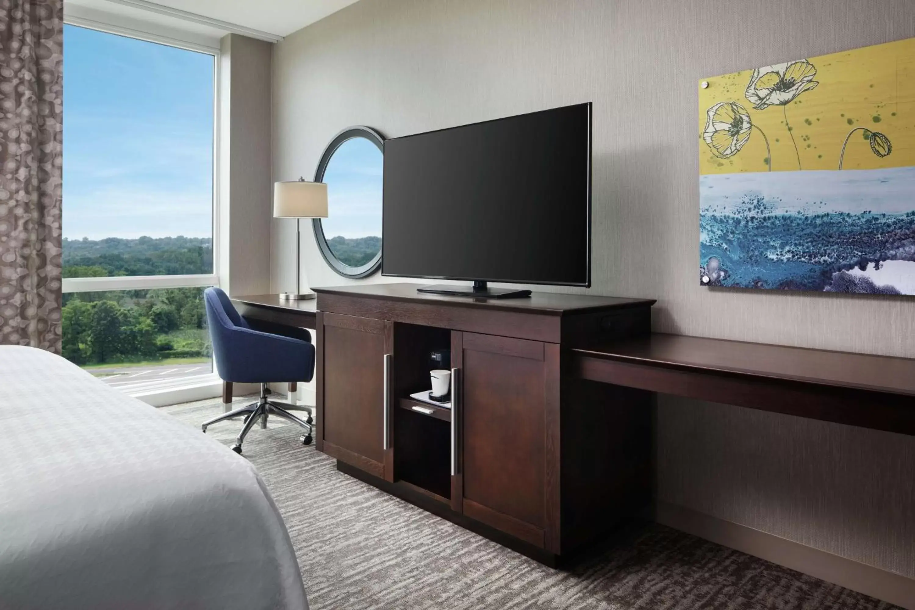 Bedroom, TV/Entertainment Center in Hampton Inn & Suites Teaneck/Glenpointe
