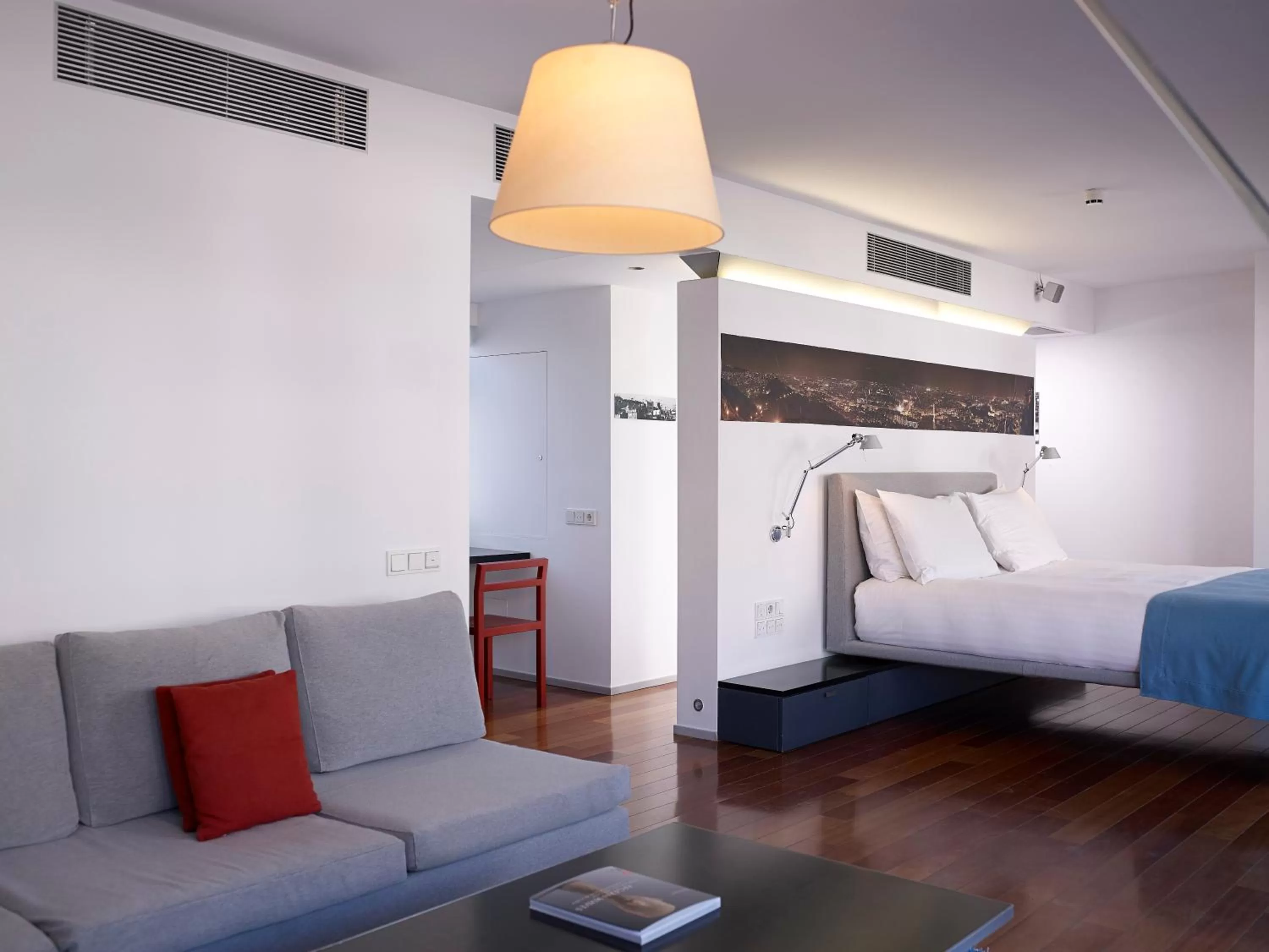 Photo of the whole room, Bed in Periscope