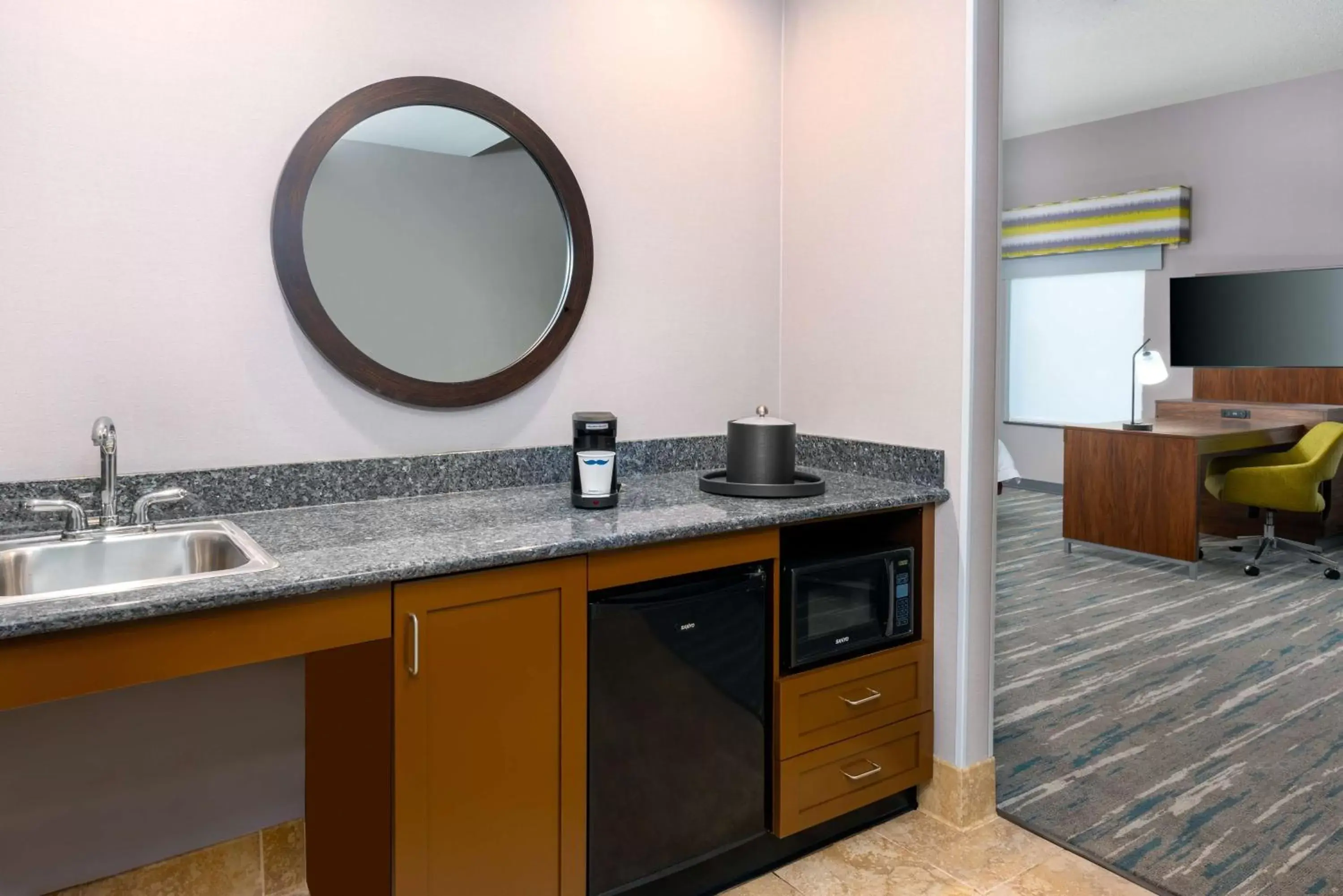 Photo of the whole room, Kitchen/Kitchenette in Hampton Inn and Suites Hartford/Farmington