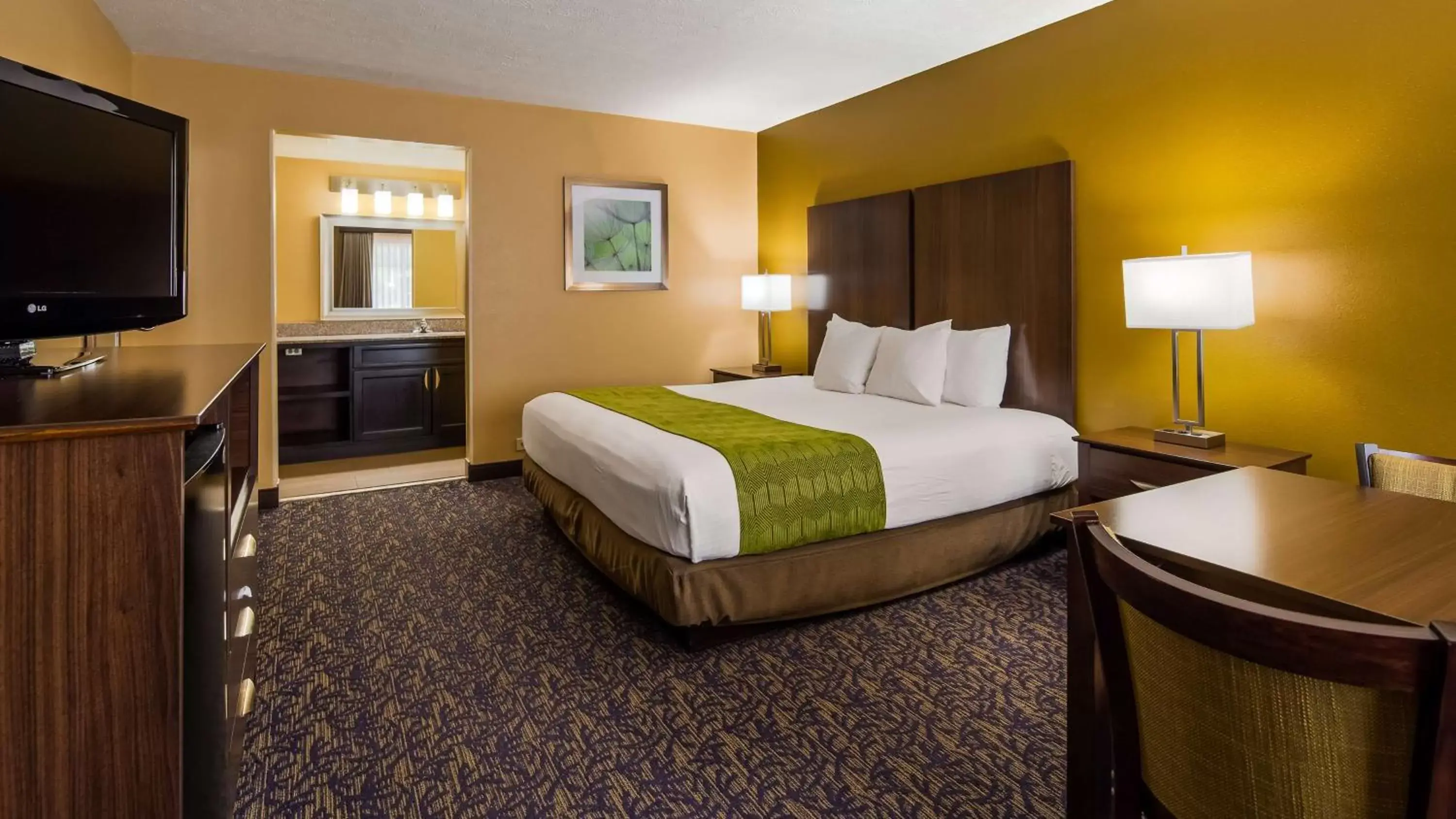 Photo of the whole room, Bed in Best Western Plaza Inn