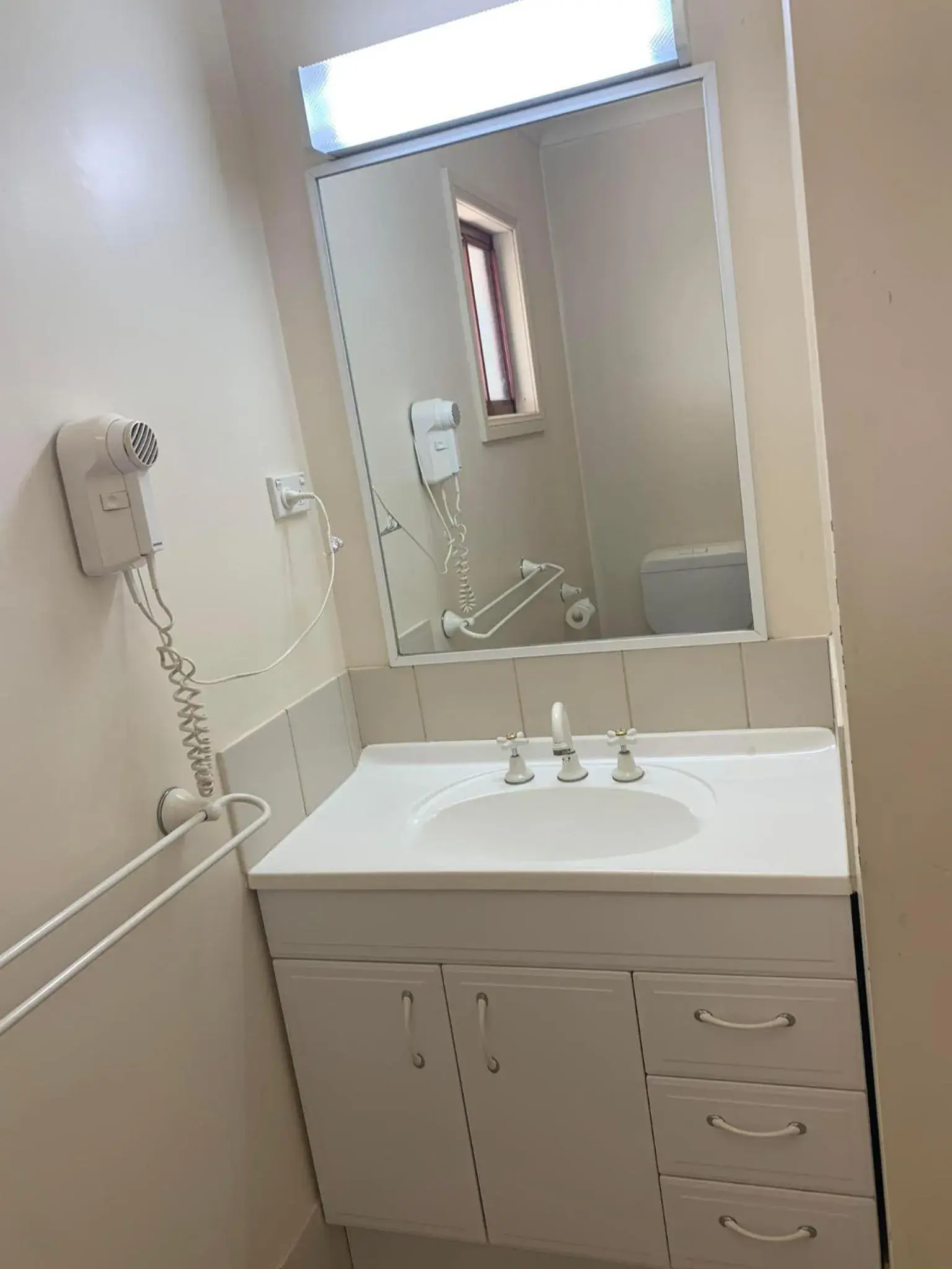 Bathroom in Outback Quarters- Motel Hay