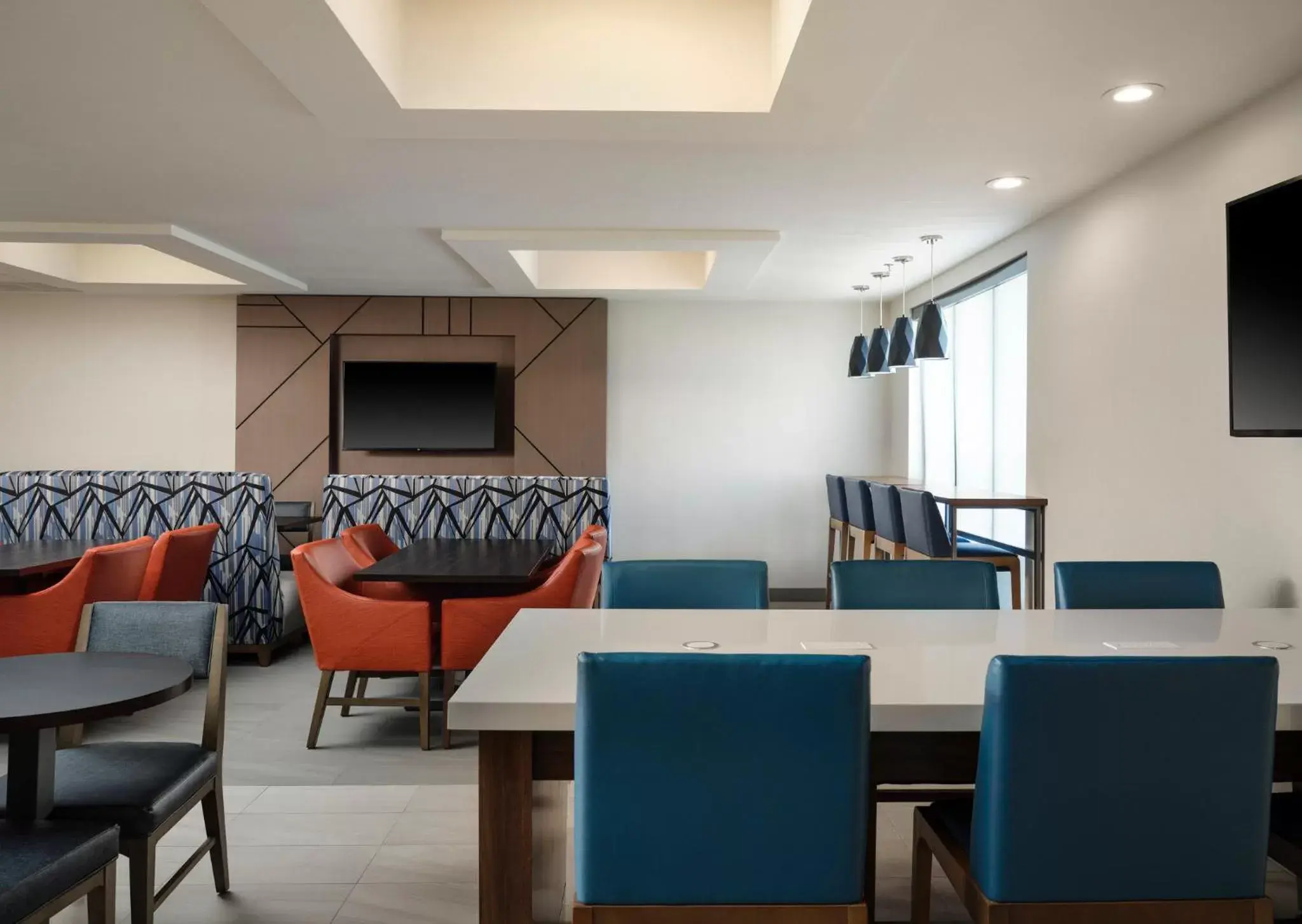 Property building, Restaurant/Places to Eat in Holiday Inn Express Peru-Lasalle Area, an IHG Hotel