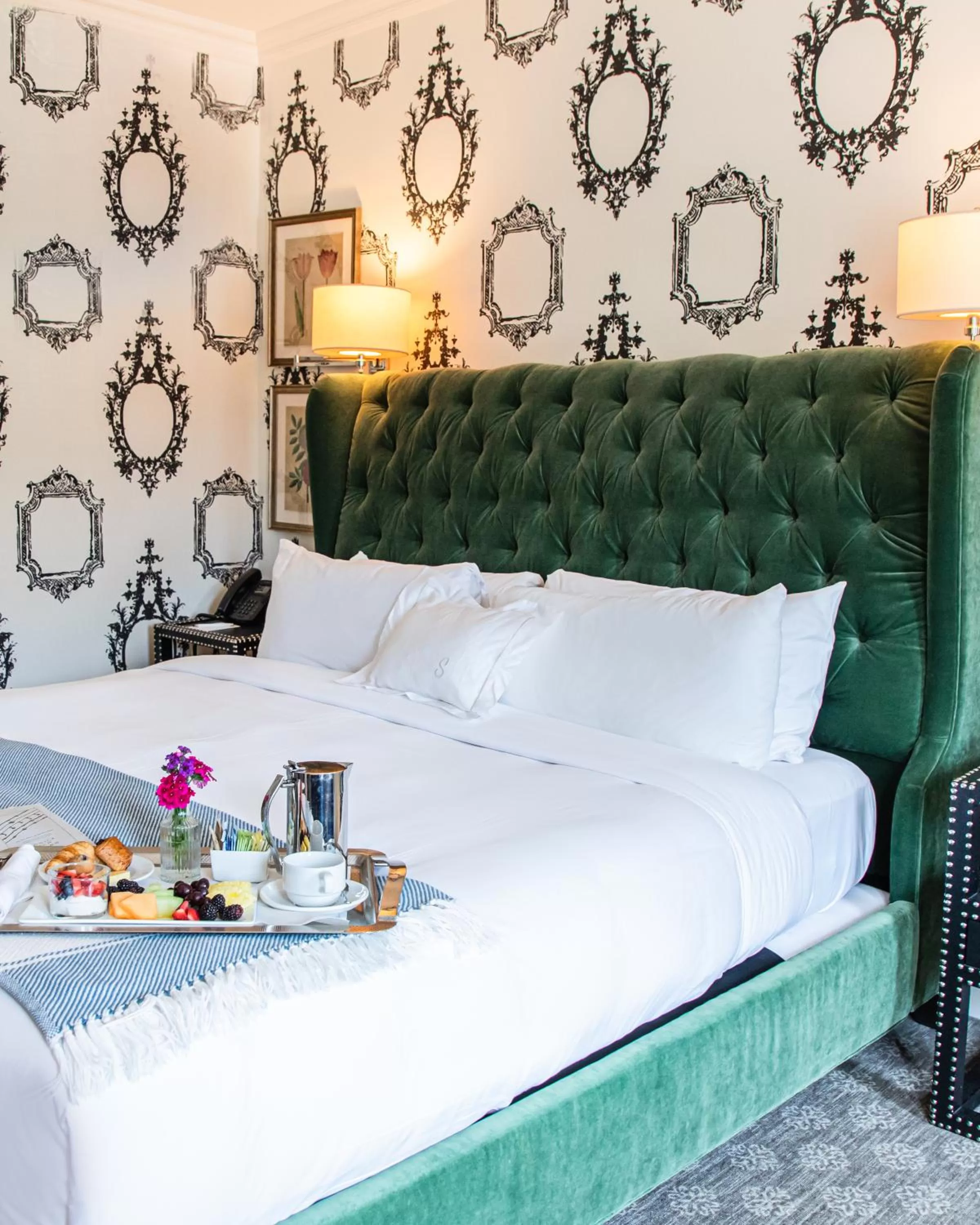 Bed in The Inn at Hastings Park, Relais & Châteaux