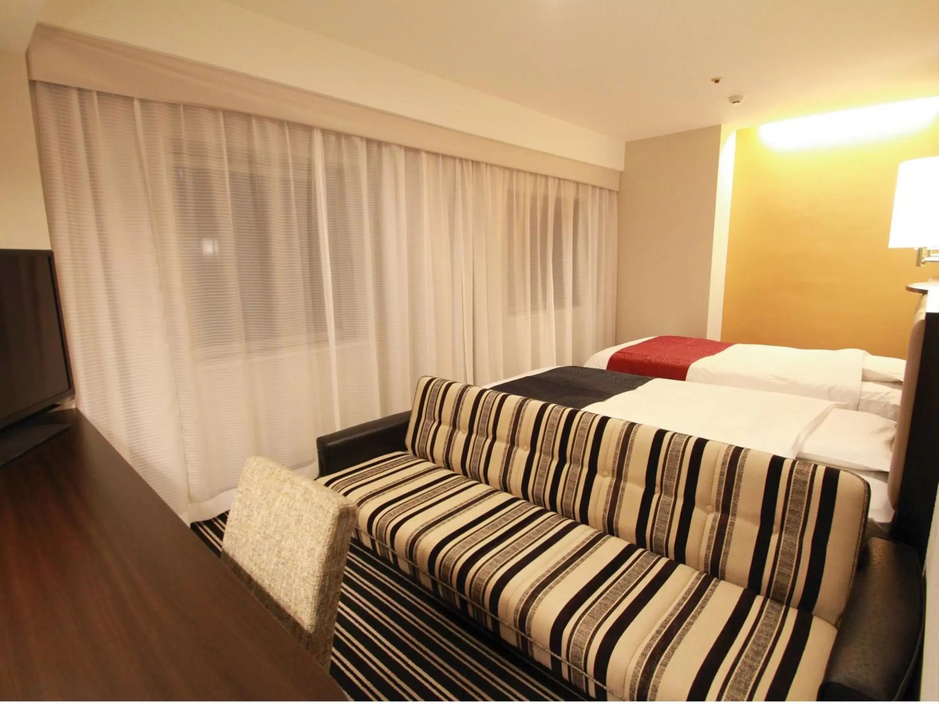 Photo of the whole room, Bed in APA Hotel Fukuoka Watanabe Dori EXCELLENT