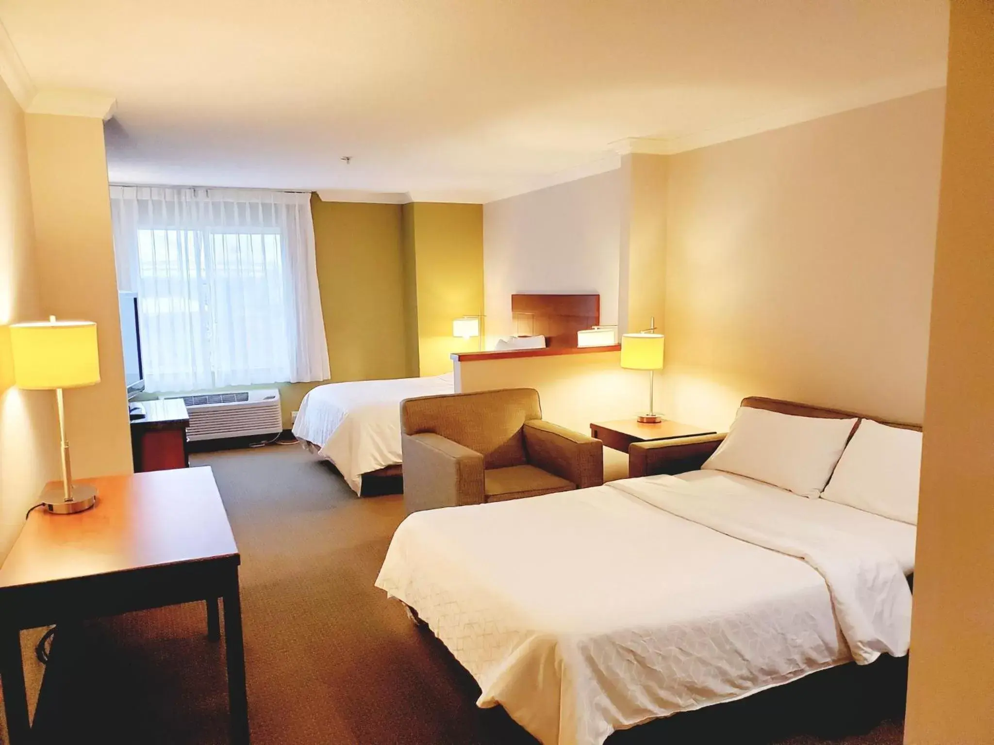 Photo of the whole room, Bed in Holiday Inn Express Hotel & Suites Portland-Northwest Downtown, an IHG Hotel