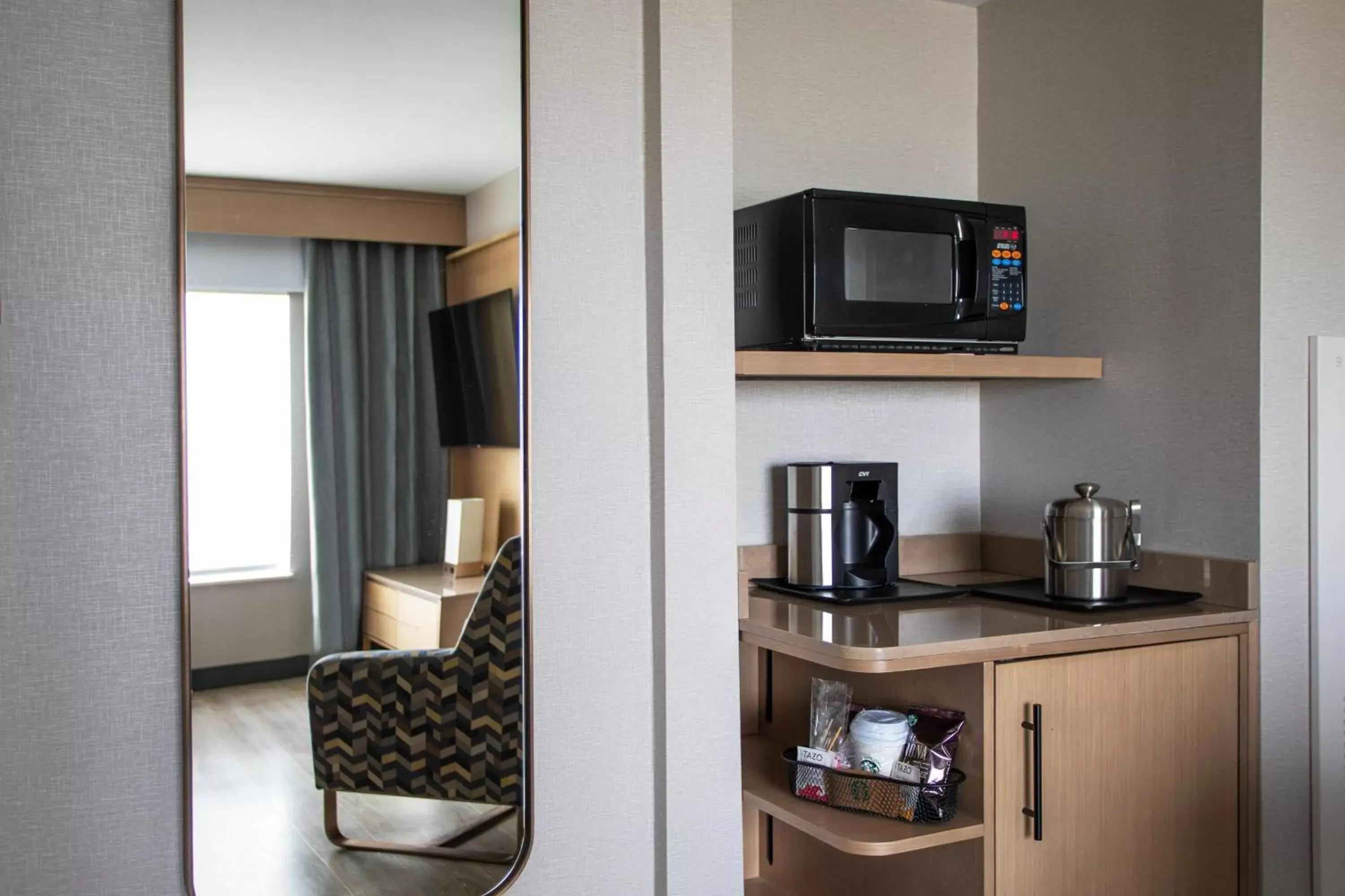 Kitchen or kitchenette, Kitchen/Kitchenette in Sheraton Suites Columbus Worthington