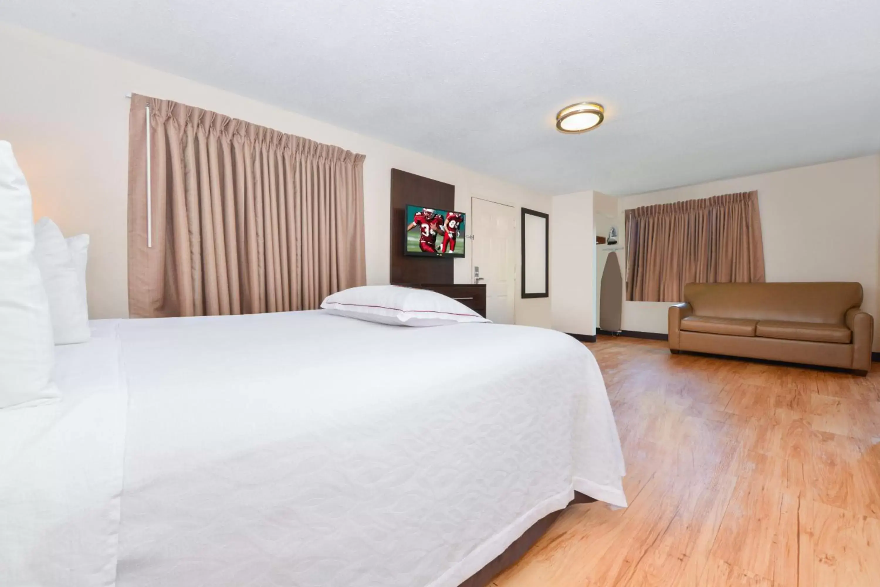 Bedroom, Bed in Red Roof Inn PLUS+ & Suites Guilford