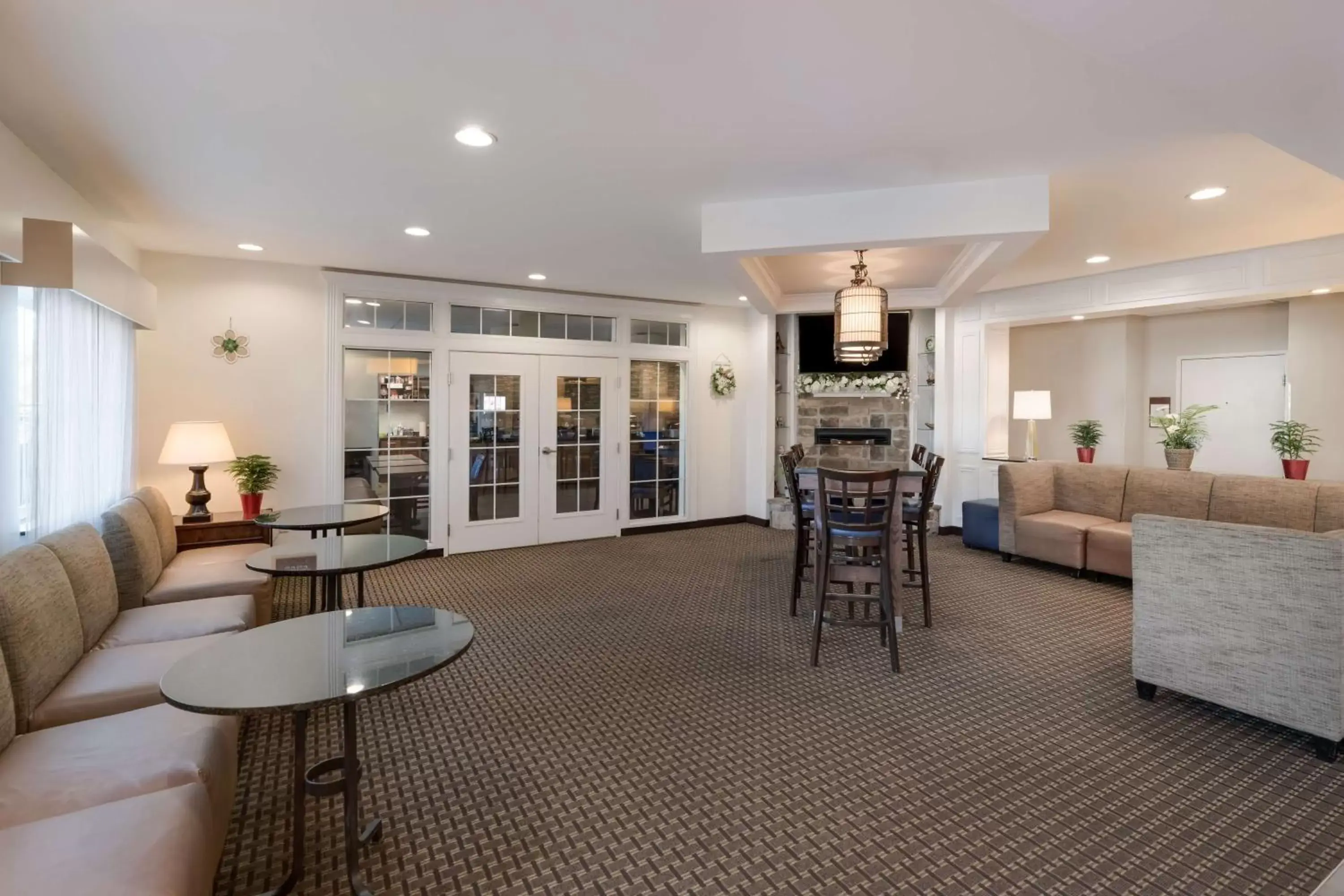 Lobby or reception, Lounge/Bar in Best Western North Bryant Inn