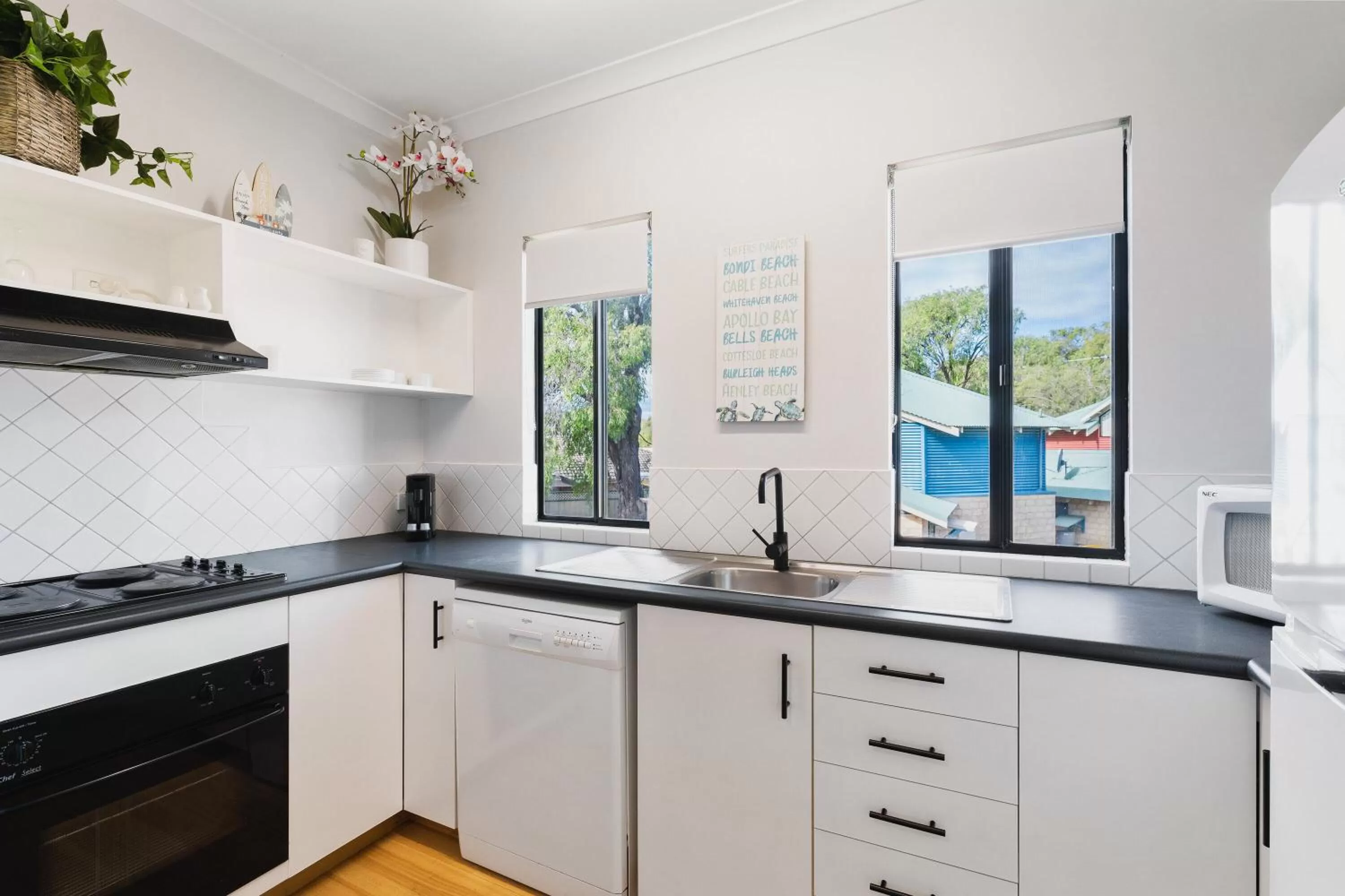 Kitchen or kitchenette in Amalfi Resort Busselton's Best Kept Secret