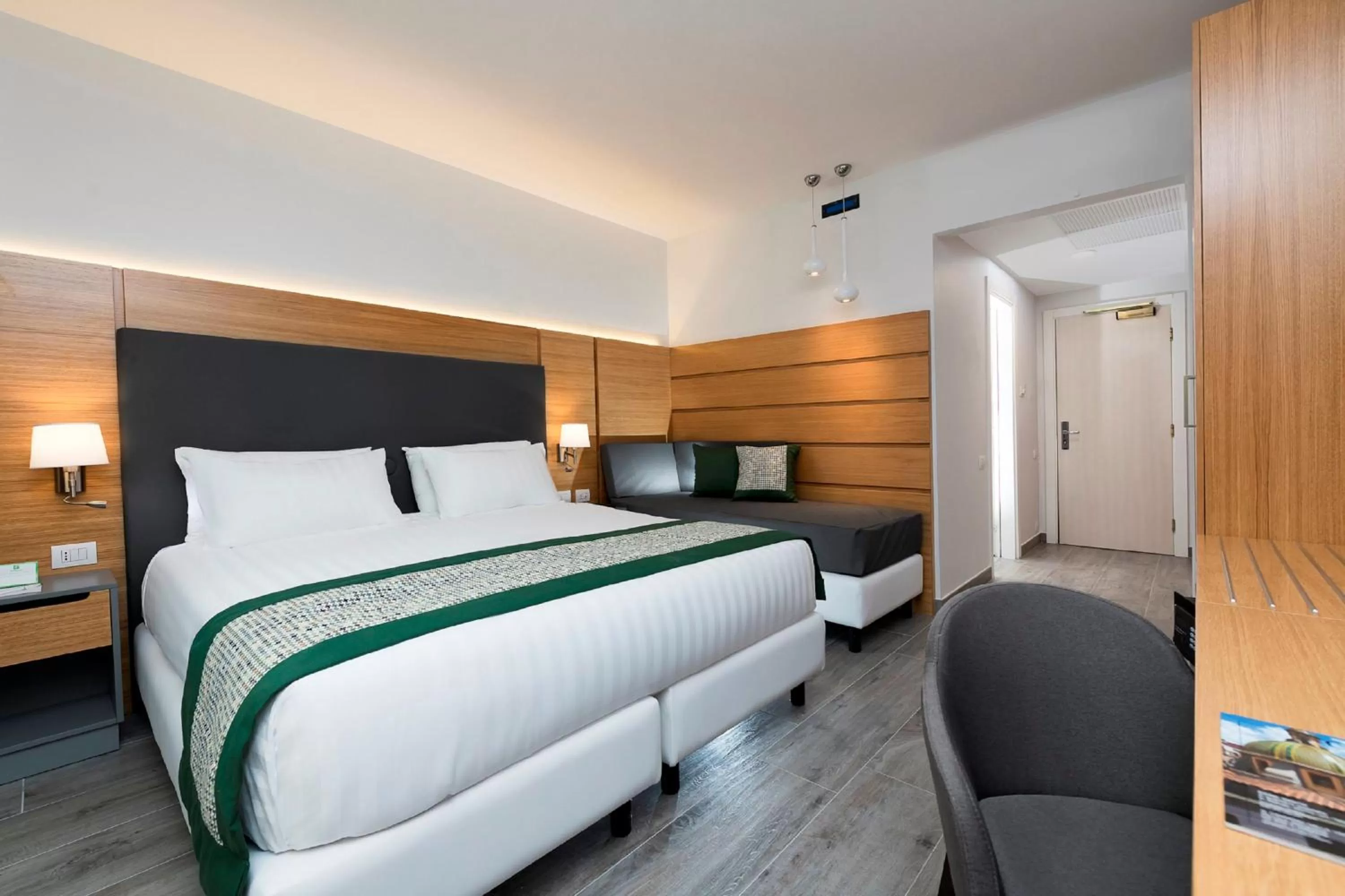 Photo of the whole room, Bed in Holiday Inn Naples by IHG