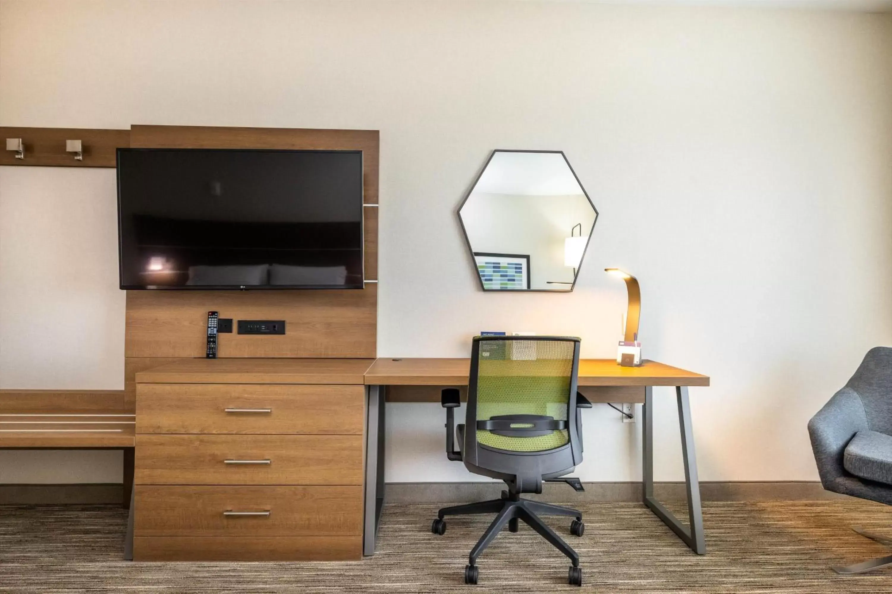 Photo of the whole room, TV/Entertainment Center in Holiday Inn Express & Suites - San Jose Silicon Valley, an IHG Hotel