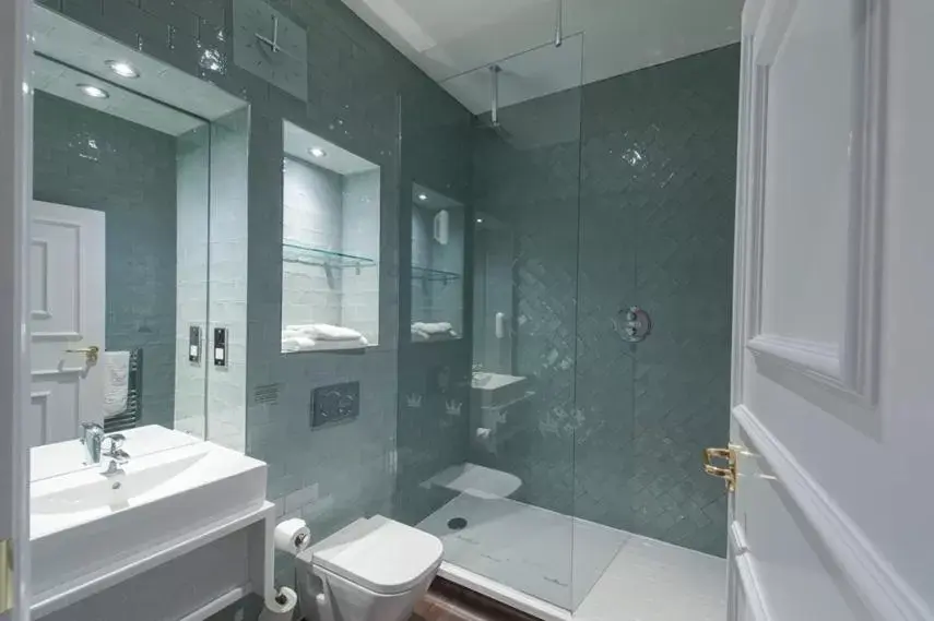 Twin Room in The Saxon Crown Wetherspoon Twin Room in The Saxon Crown Wetherspoon