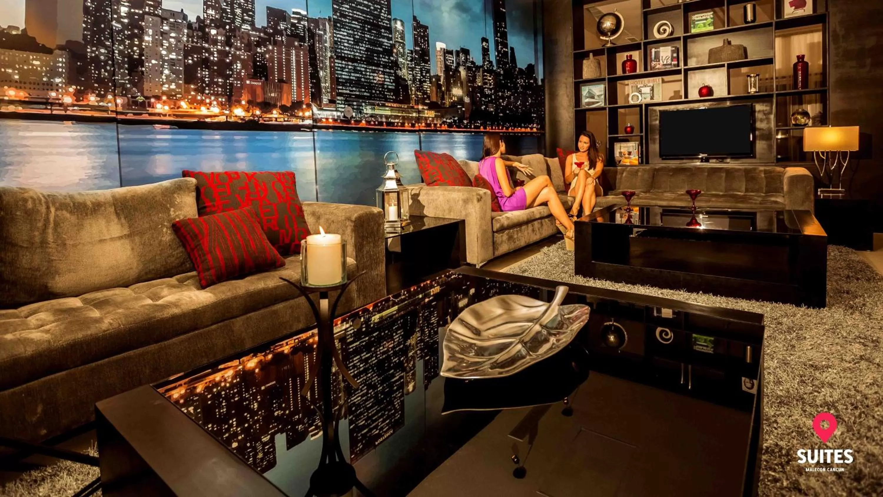 Communal lounge/ TV room in Suites Malecon Cancun