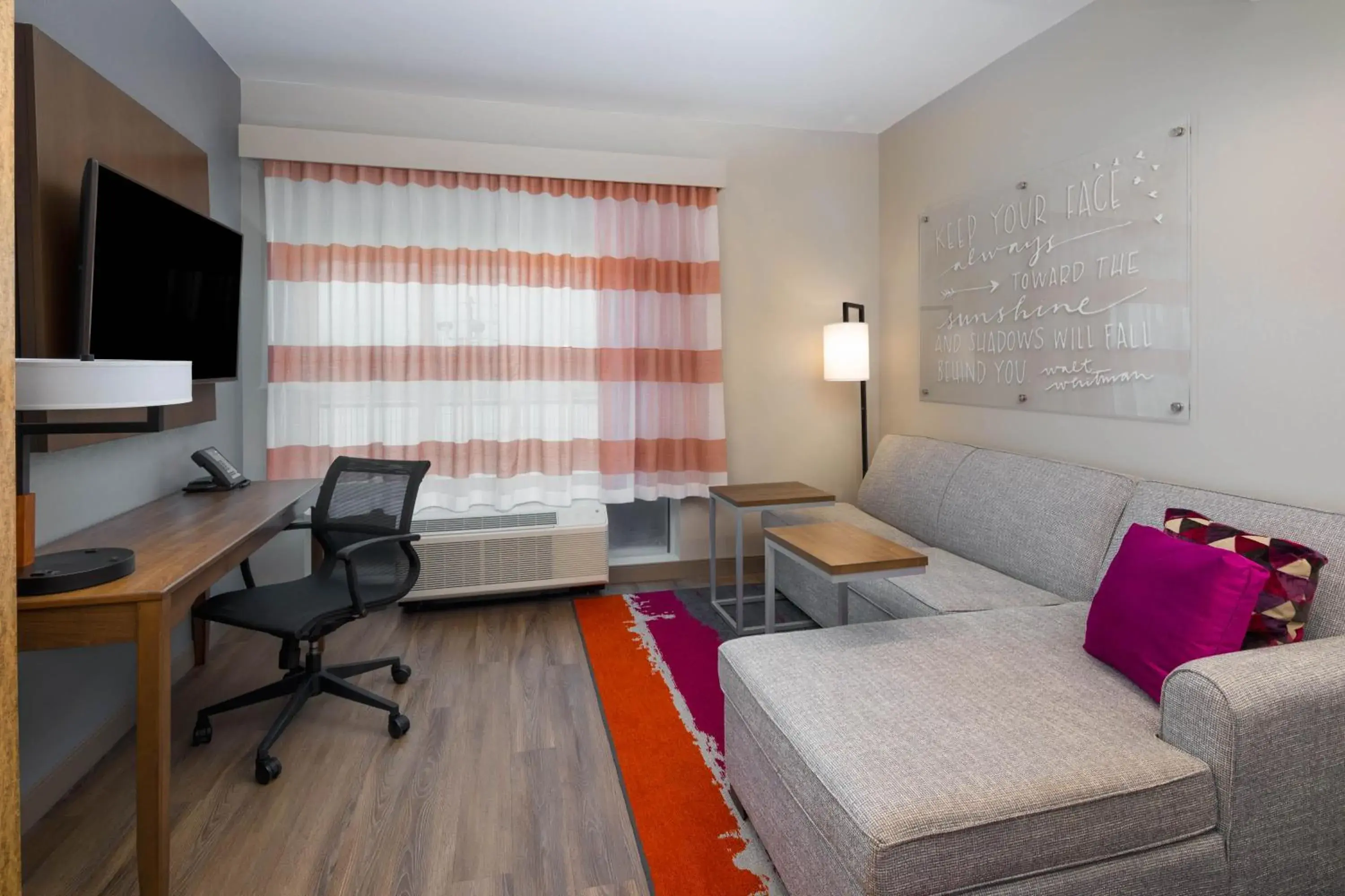TV and multimedia, Seating Area in La Quinta Inn & Suites by Wyndham Perry