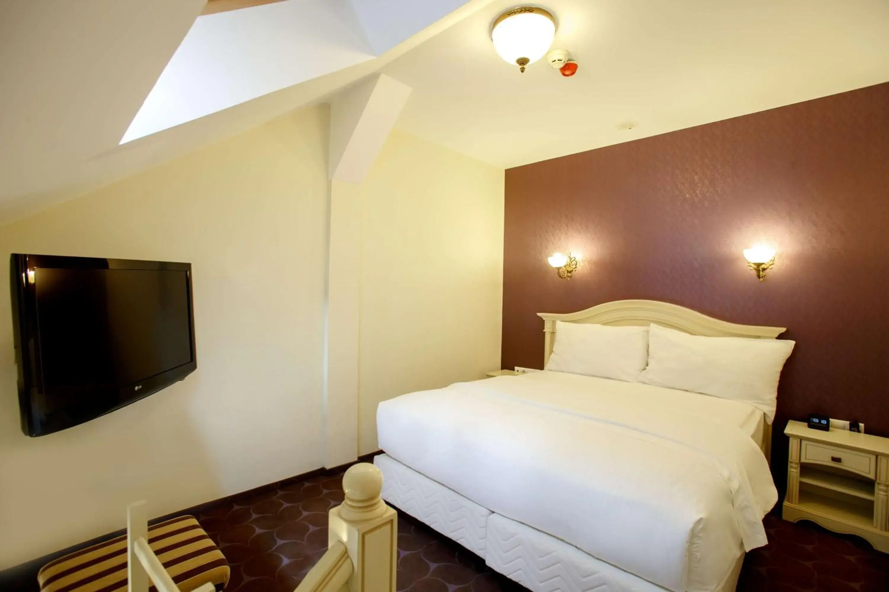 Bed in DoubleTree by Hilton Sighisoara