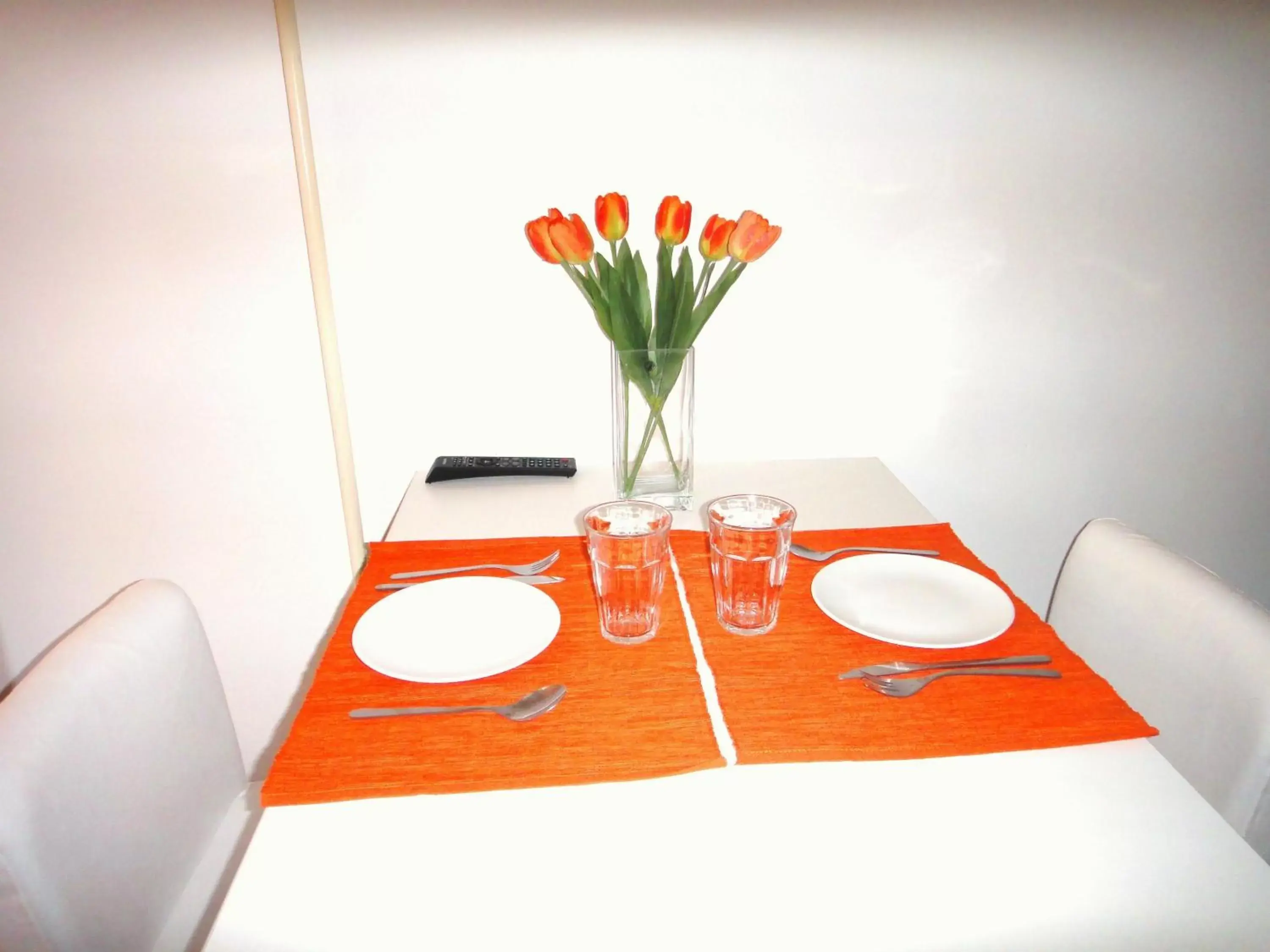 Kitchen or kitchenette, Dining Area in Orange Suite Studio