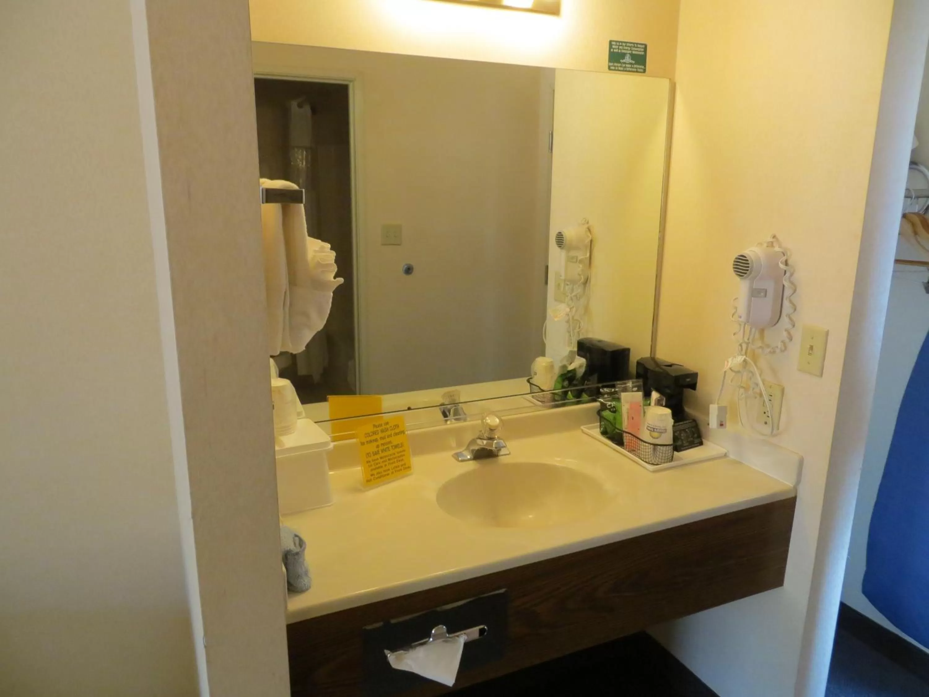 Bathroom in Days Inn by Wyndham Capitol Reef