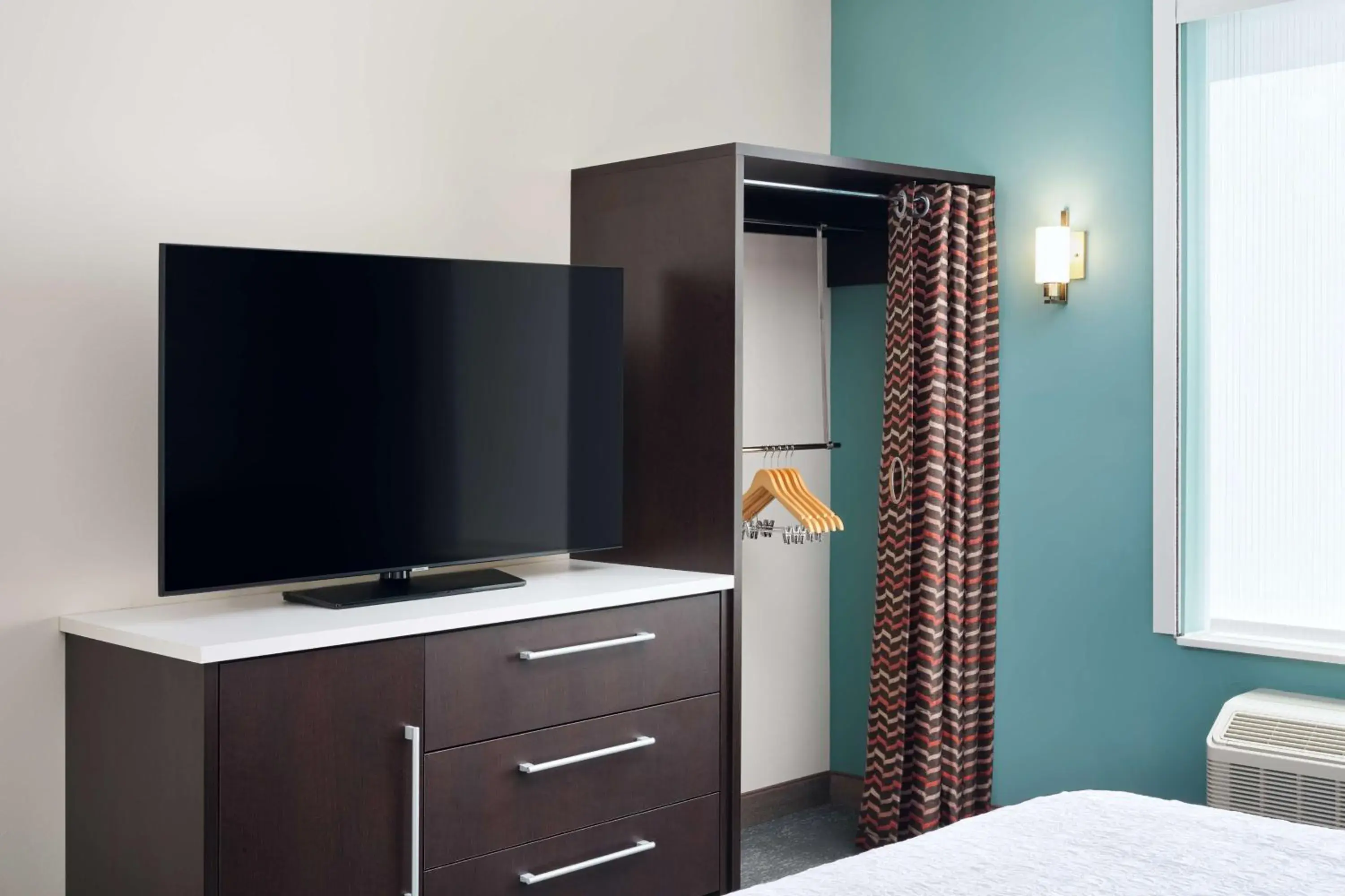 Bedroom, TV/Entertainment Center in Home2 Suites By Hilton Richmond Glenside