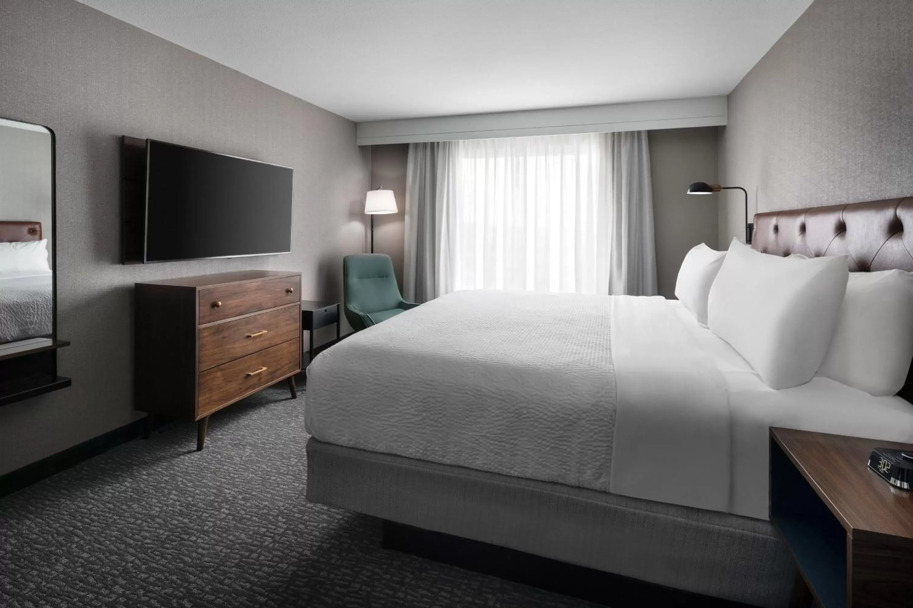 Bedroom, Bed in Four Points by Sheraton - San Francisco Airport