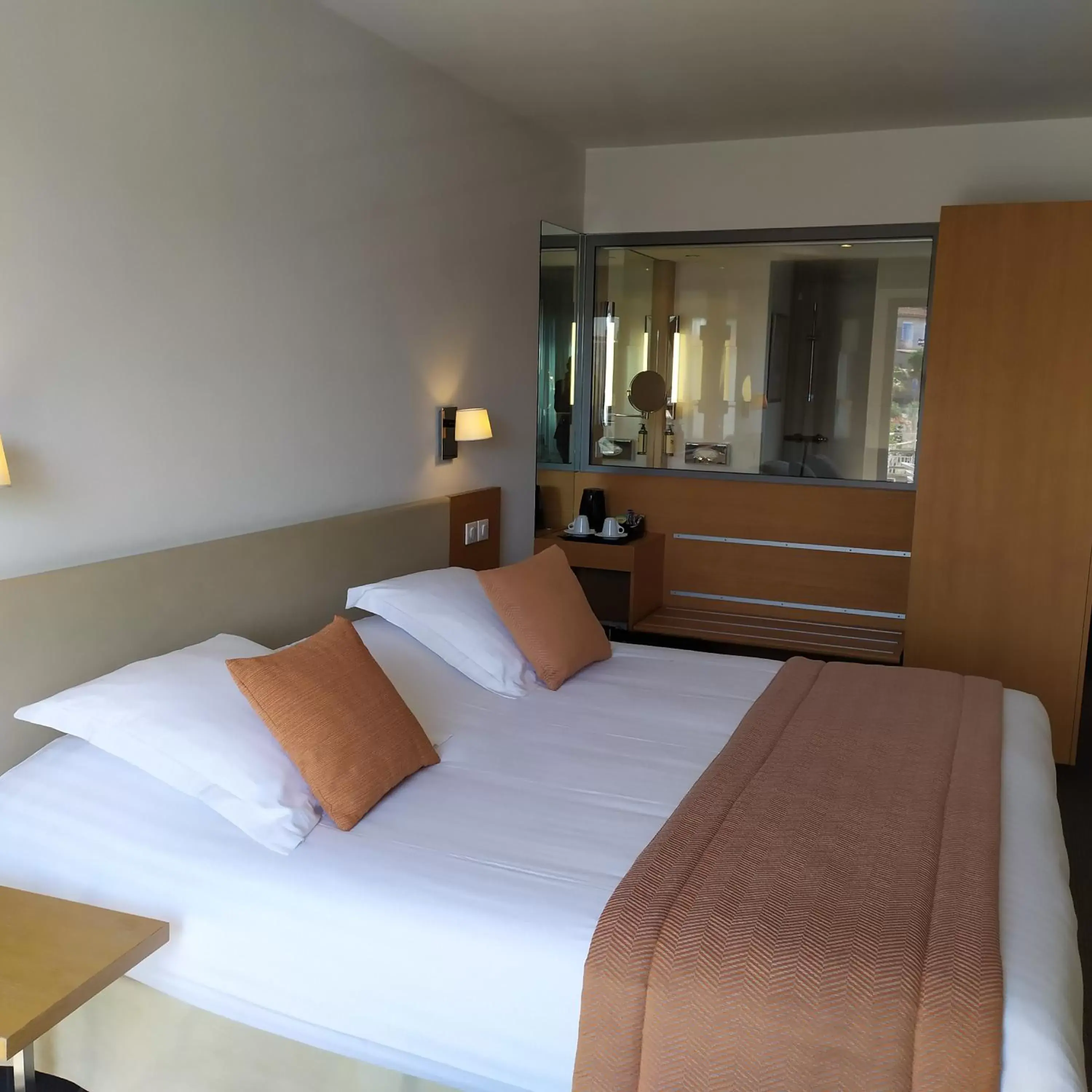 Bedroom, Bed in Best Western Premier Hôtel du Vieux-Port