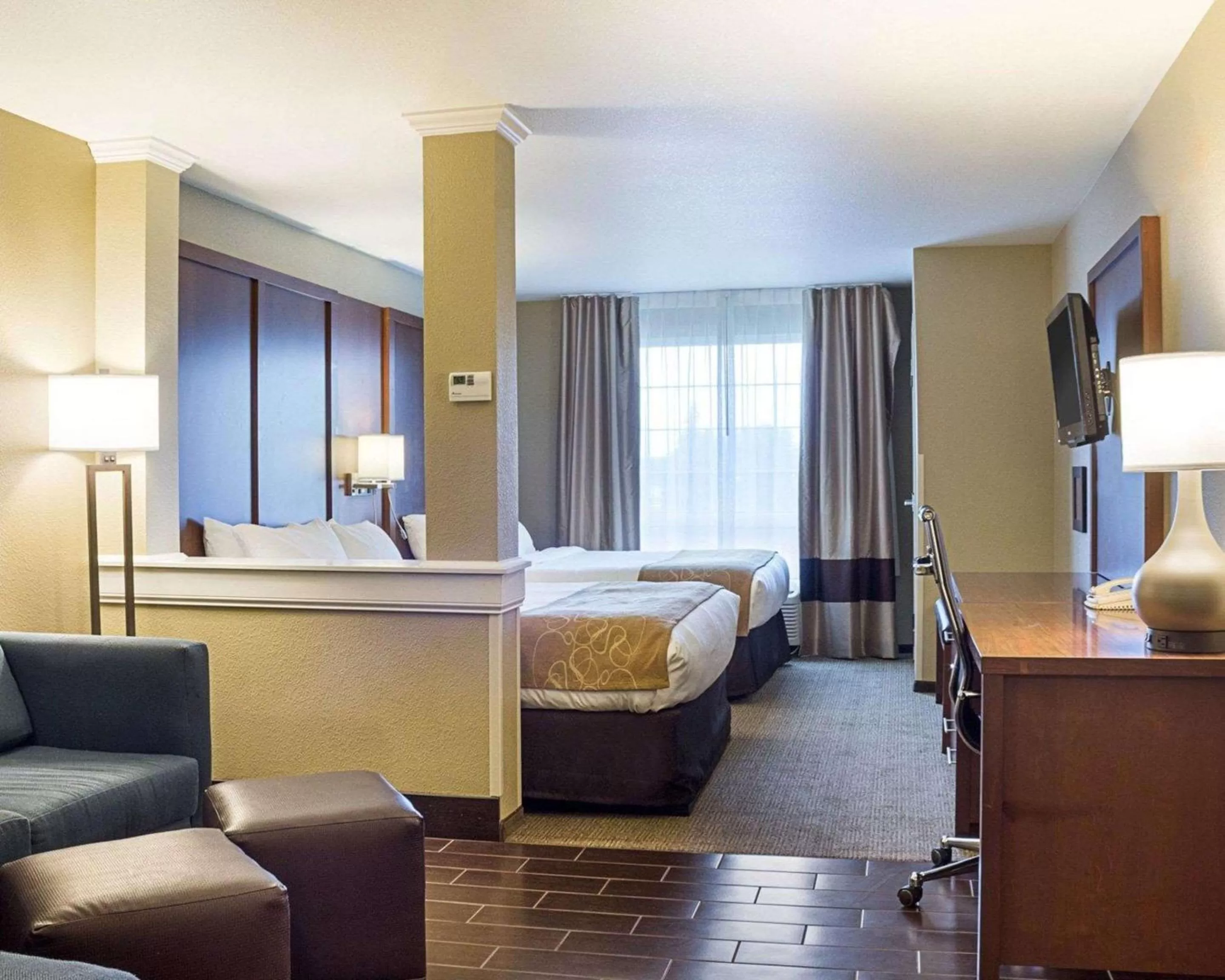 Photo of the whole room, Bed in Comfort Suites Minot South