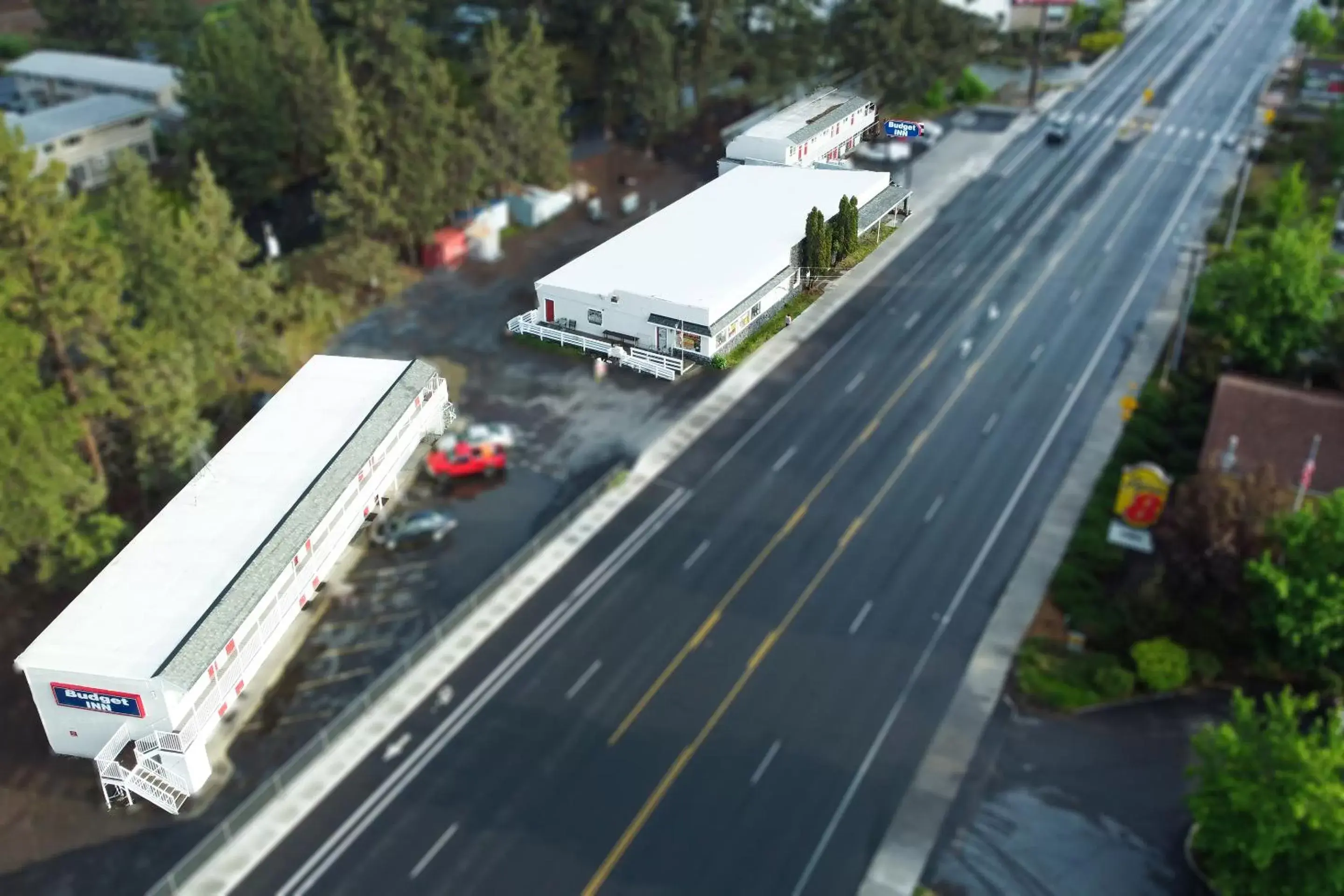 Property building in Budget Inn Bend Property building in Budget Inn Bend