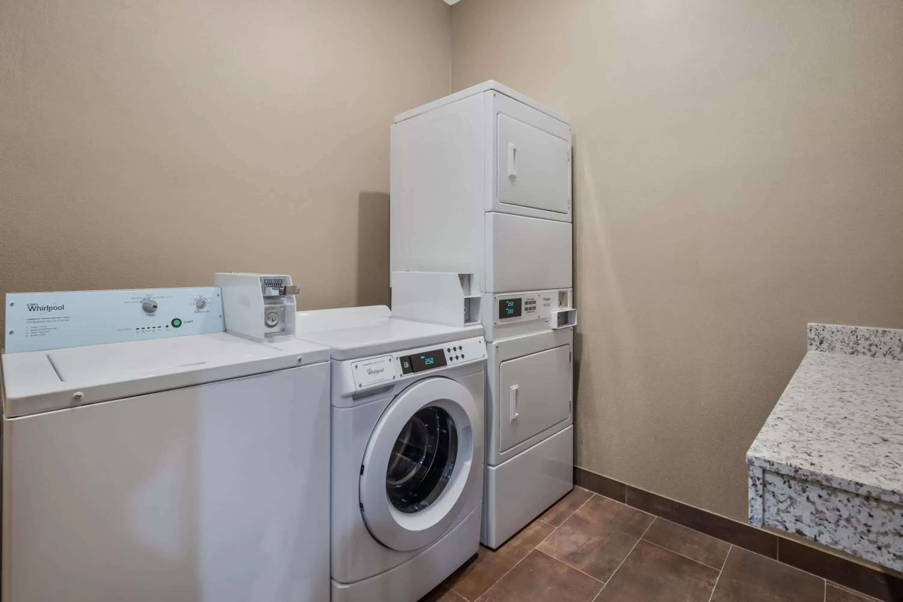 Bathroom in La Quinta Inn & Suites by Wyndham Sulphur