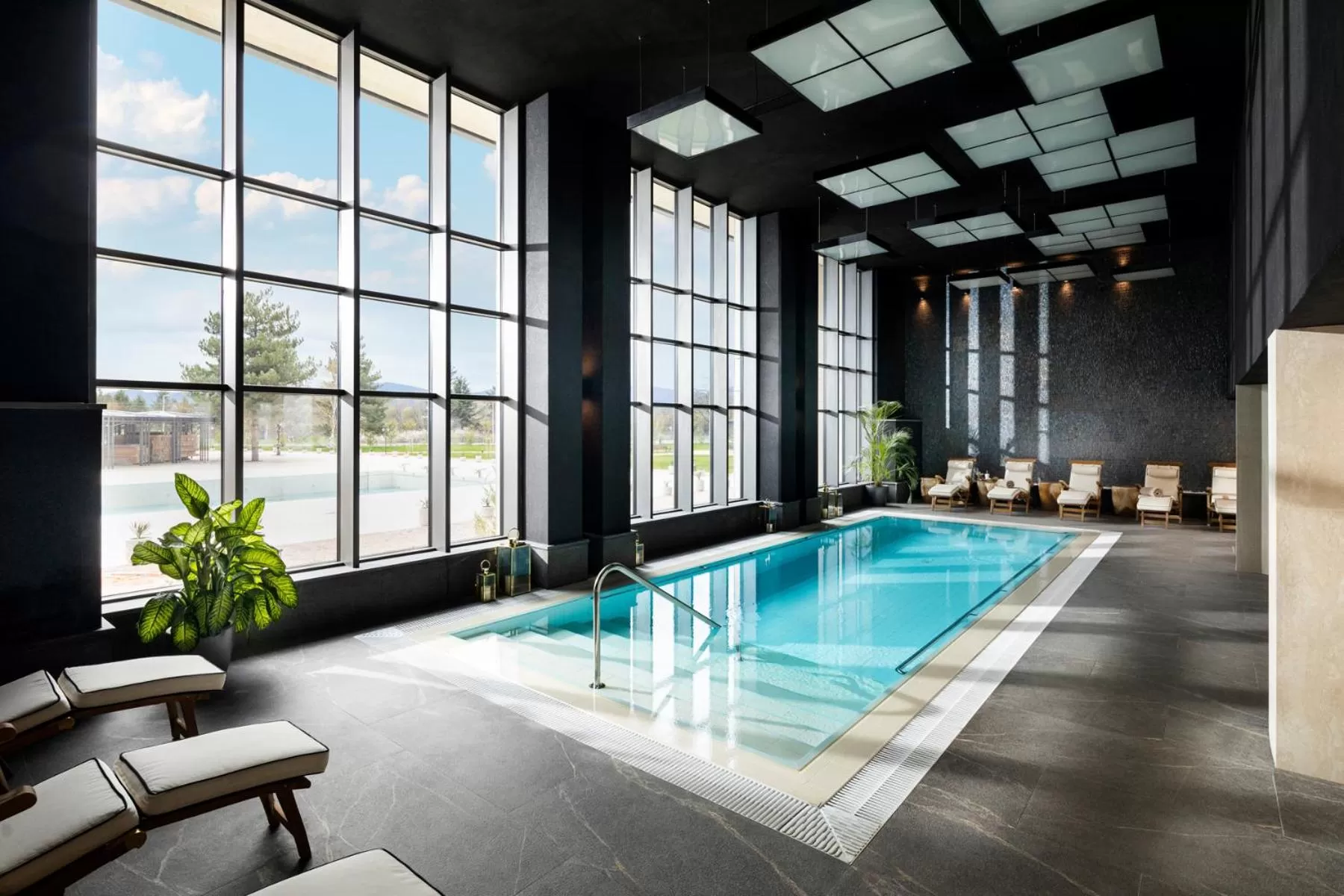 Swimming pool in Kings' Valley Medical & Spa Hotel