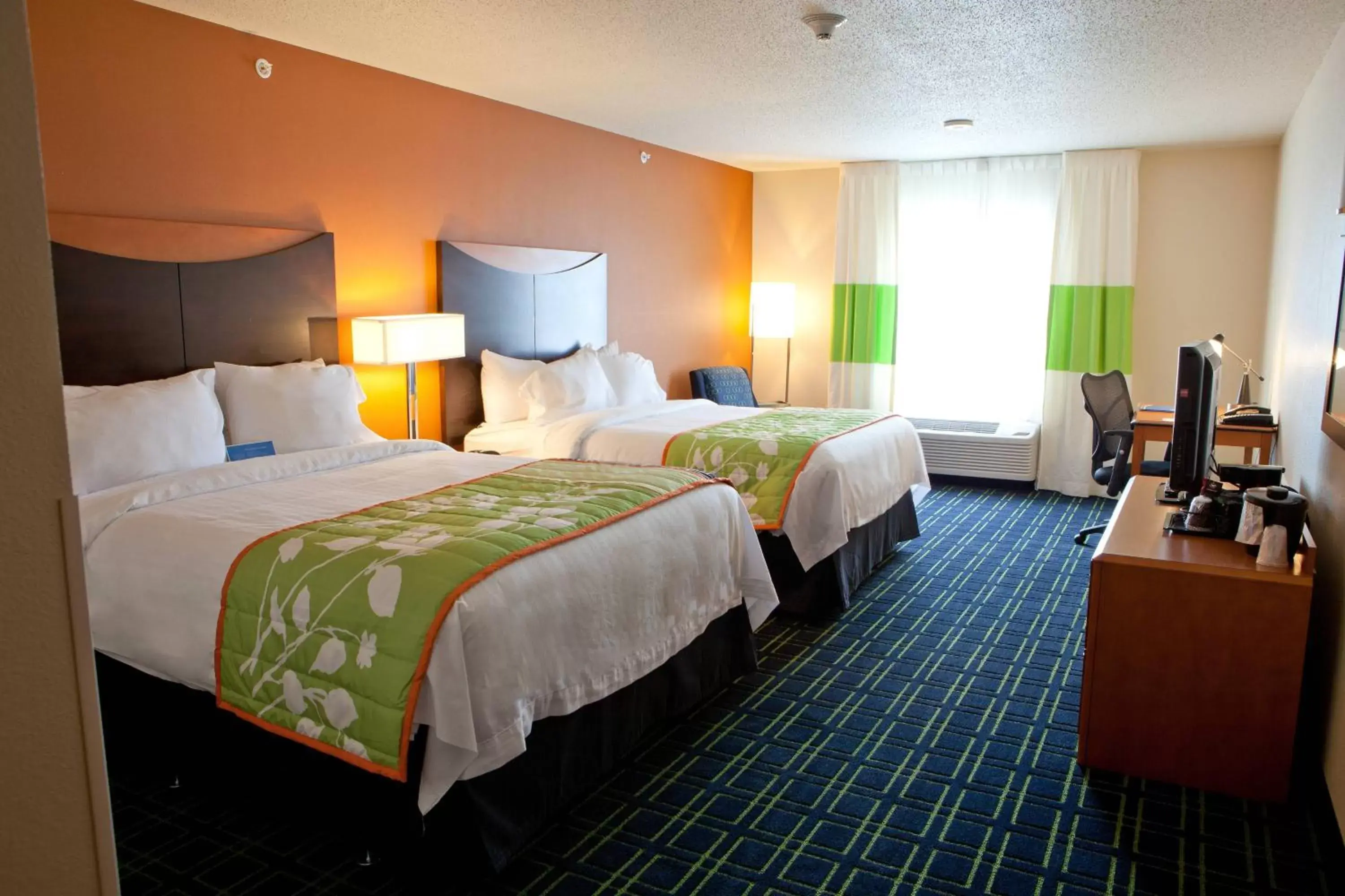 Photo of the whole room, Bed in Fairfield Inn and Suites Flint Fenton