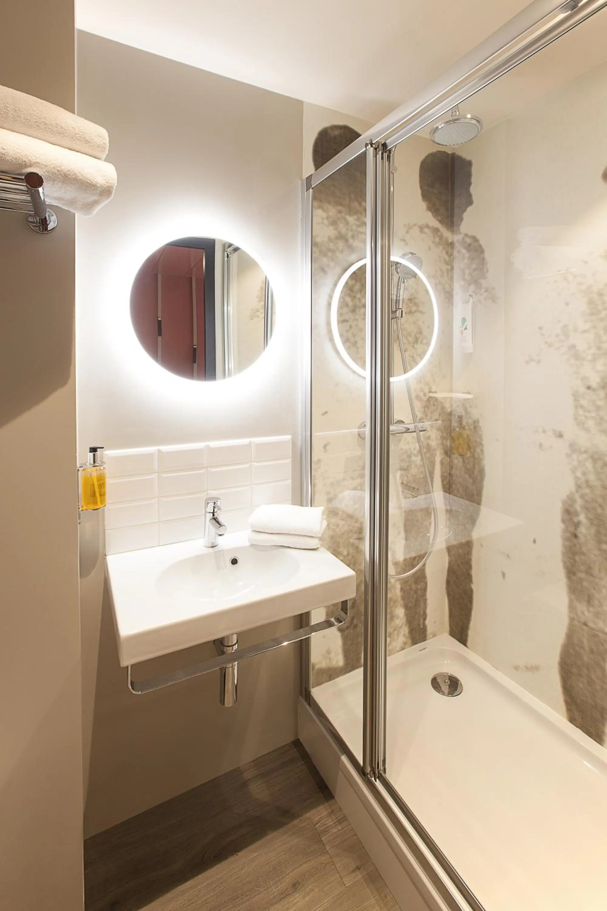 Shower in ibis Styles Paris 16 Boulogne