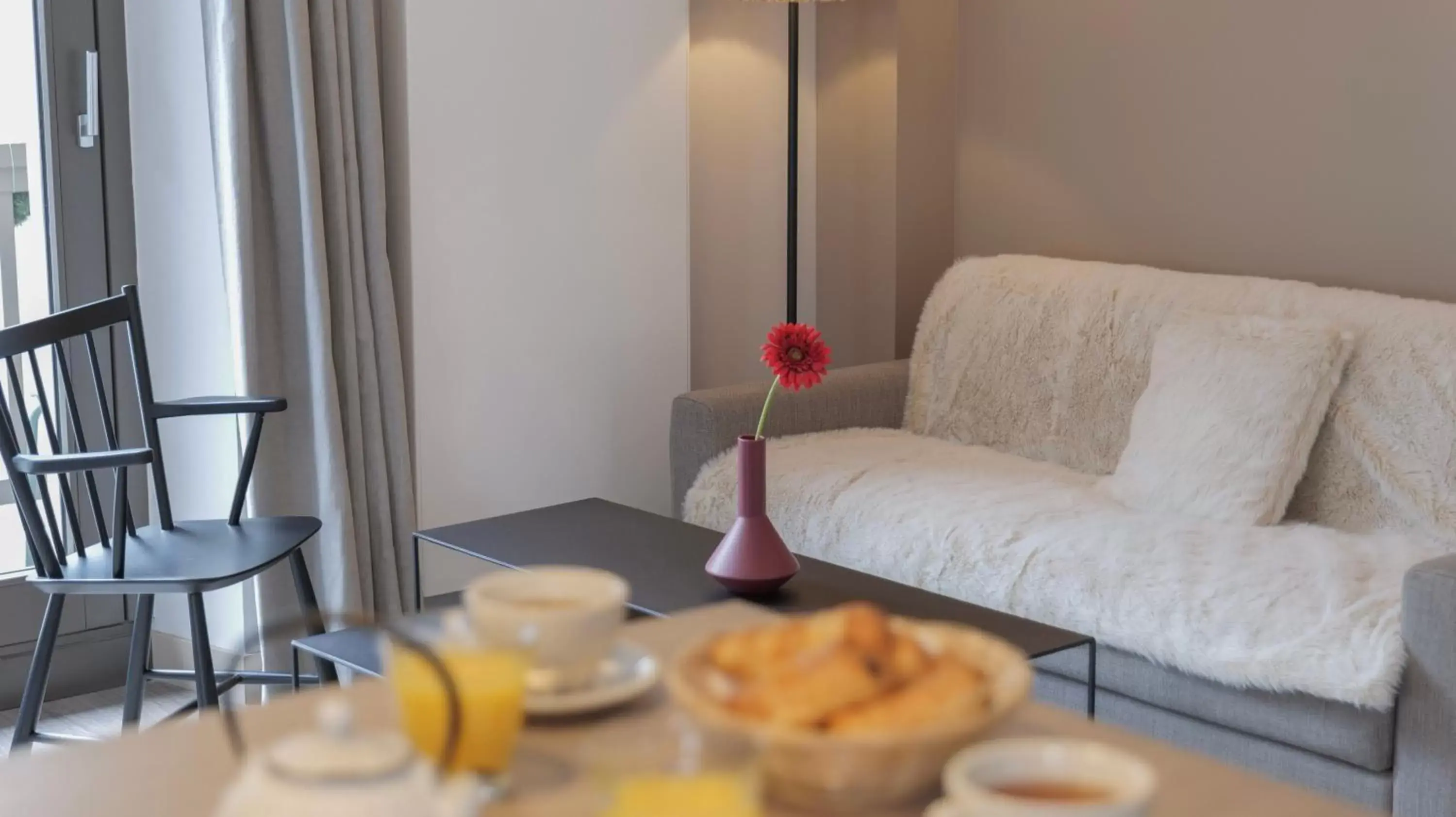 Living room, Bed in Le Génépy - Appart'hôtel de Charme