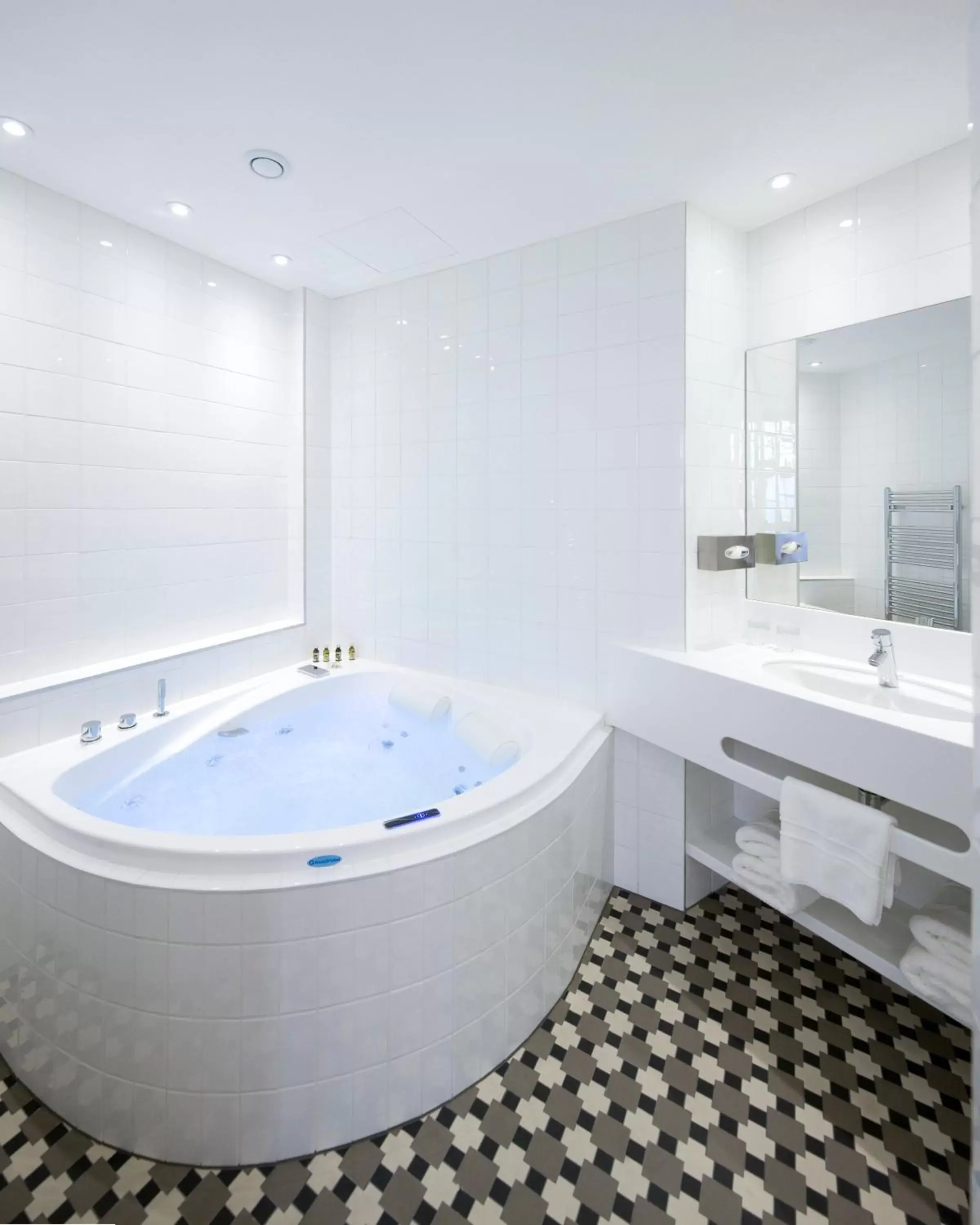 Hot Tub, Bathroom in HANNONG Hotel & Wine Bar