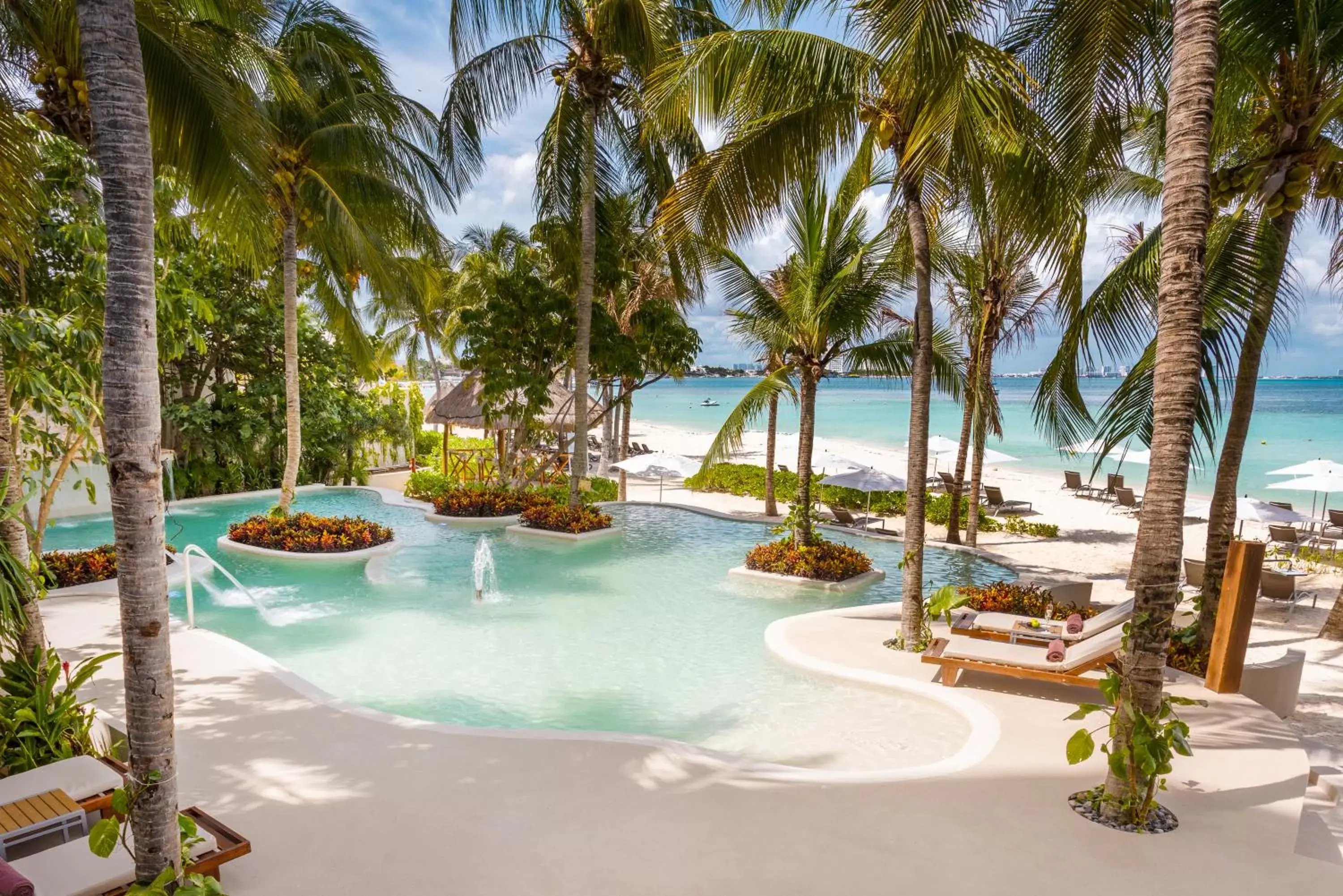Swimming pool in Dreams Sands Cancun Resort & Spa