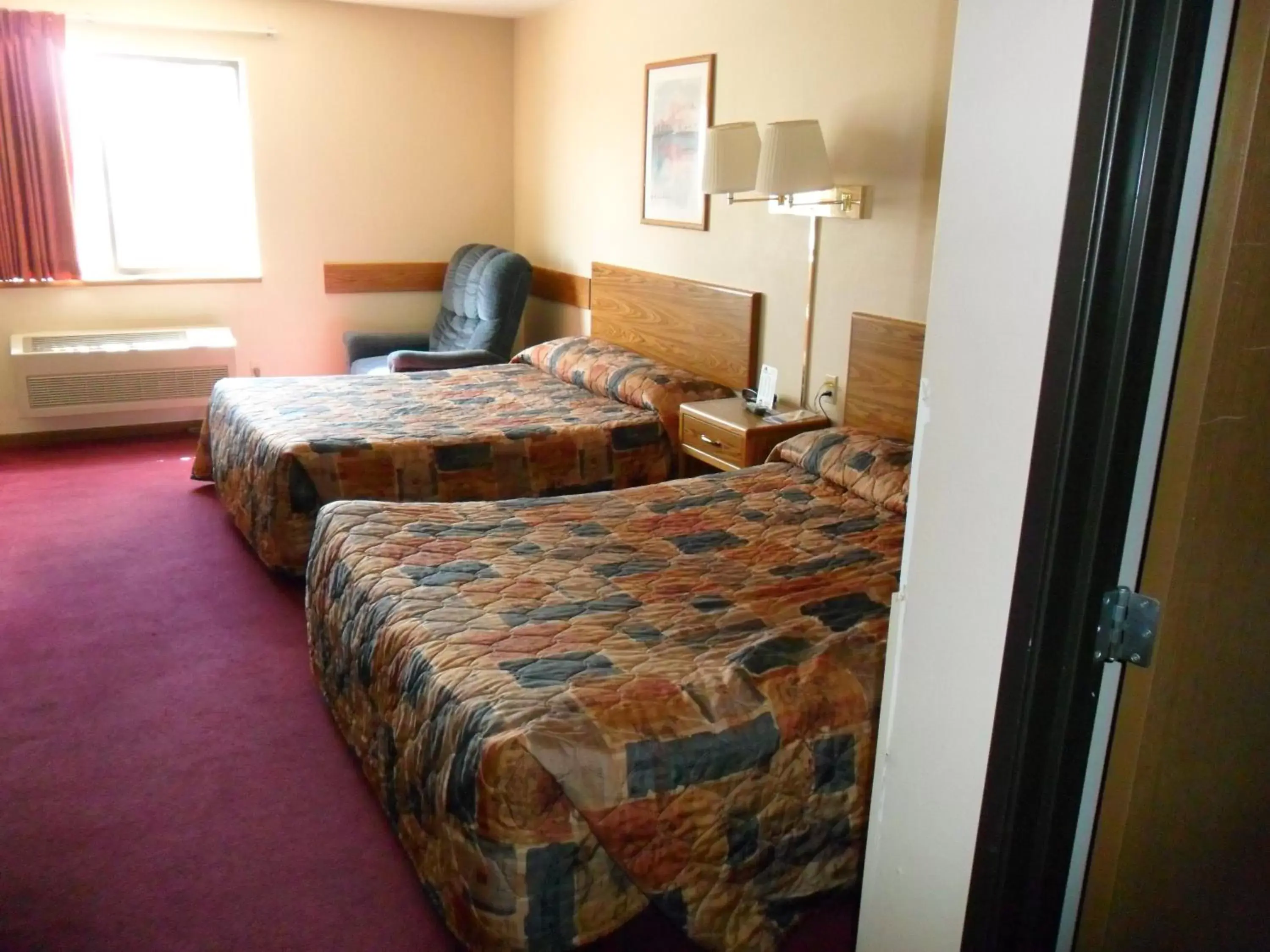 Day, Bed in Super 8 by Wyndham Chadron NE