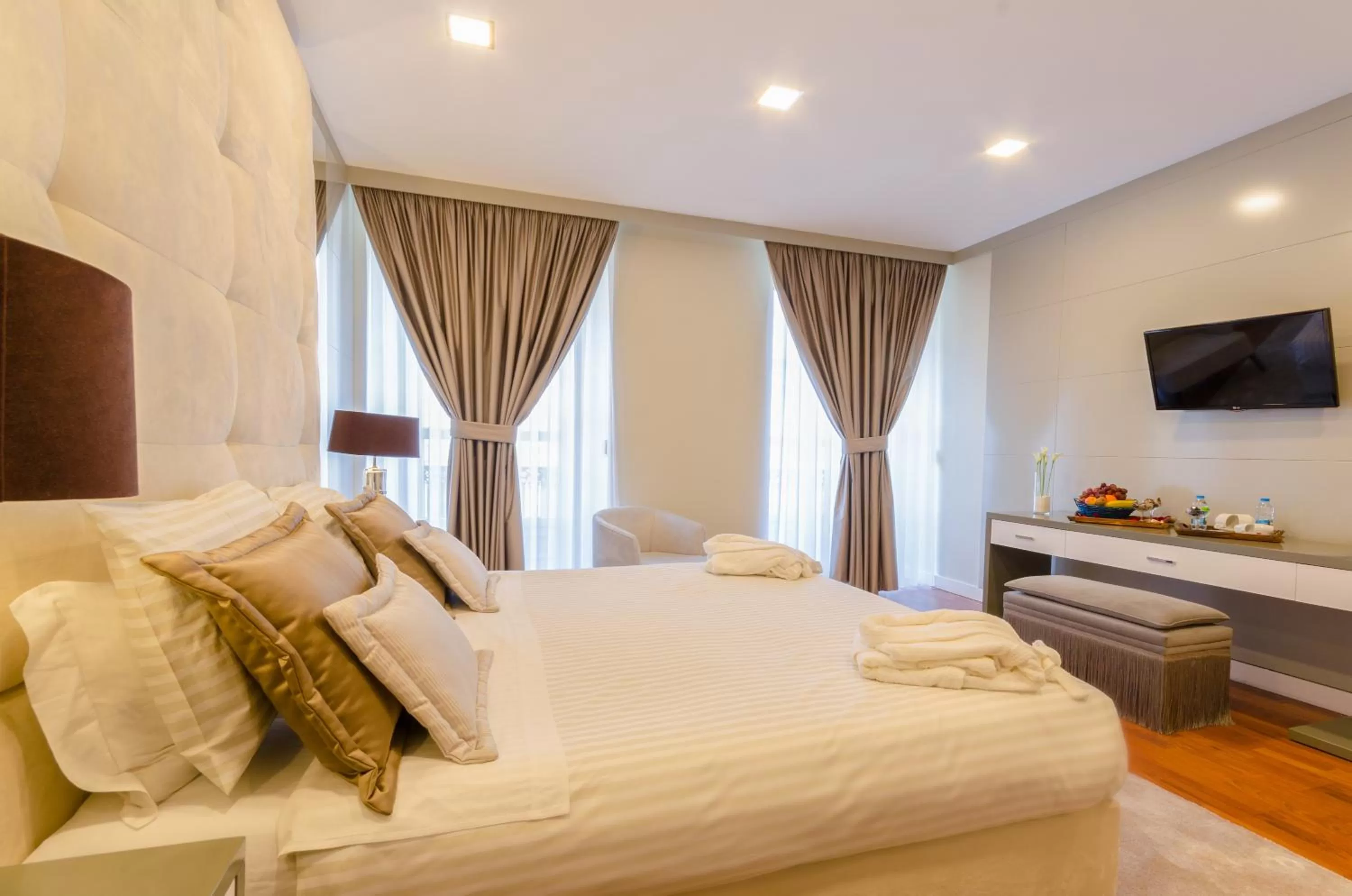 Photo of the whole room, Bed in Hotel Borges Chiado