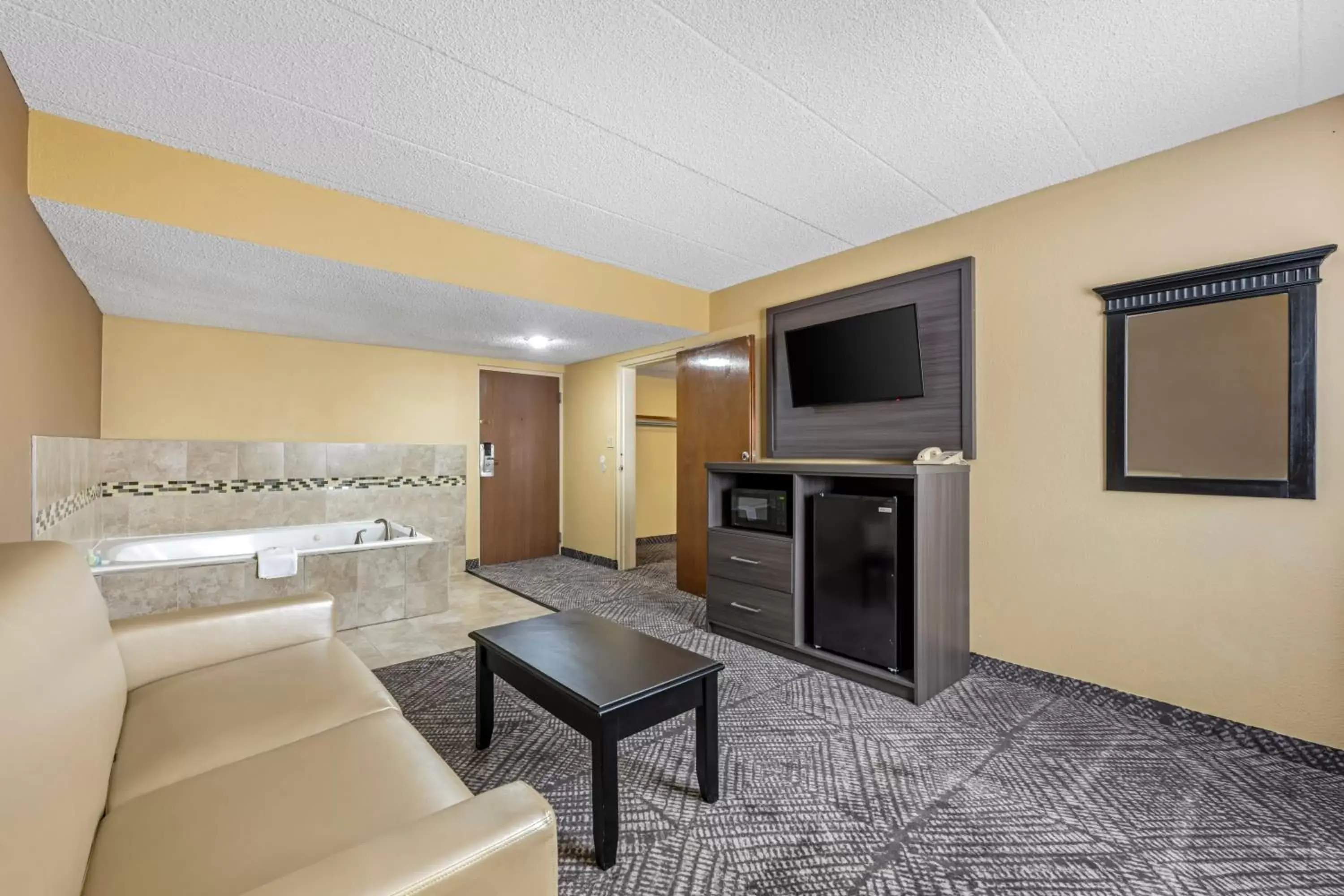 Bed, TV/Entertainment Center in Quality Inn and Suites Lincoln