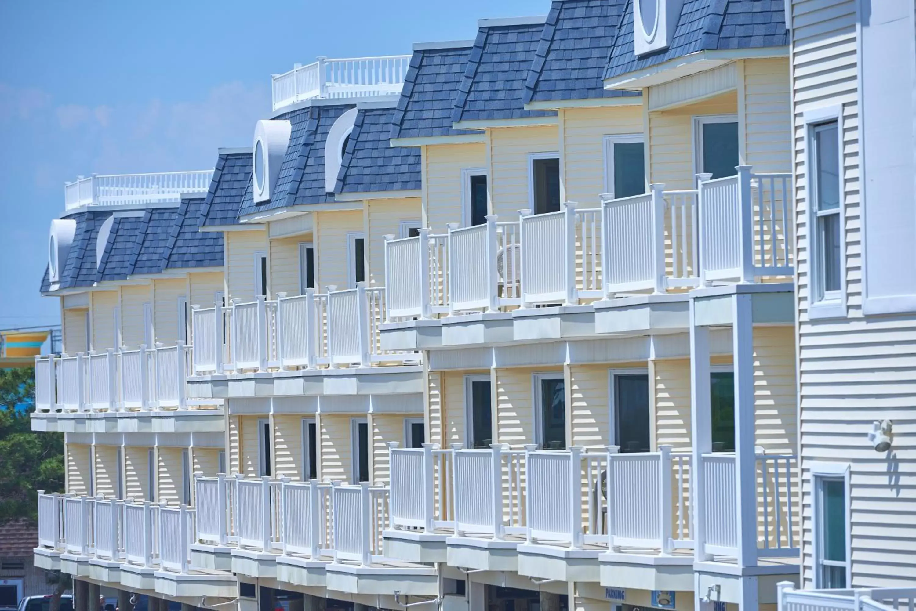 Balcony/Terrace, Property Building in Drifting Sands Oceanfront Hotel