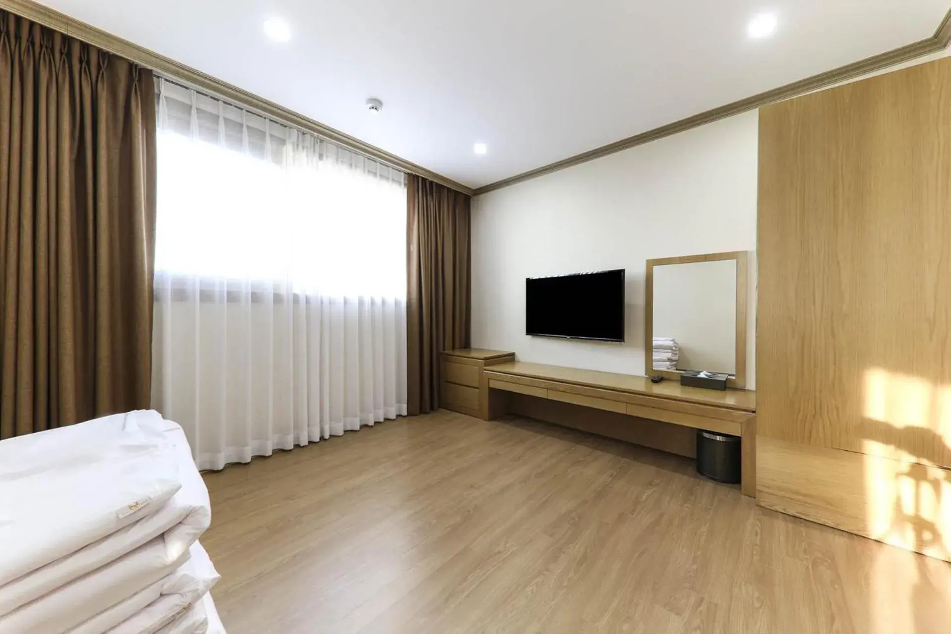 Photo of the whole room, TV/Entertainment Center in Nohyung Hotel