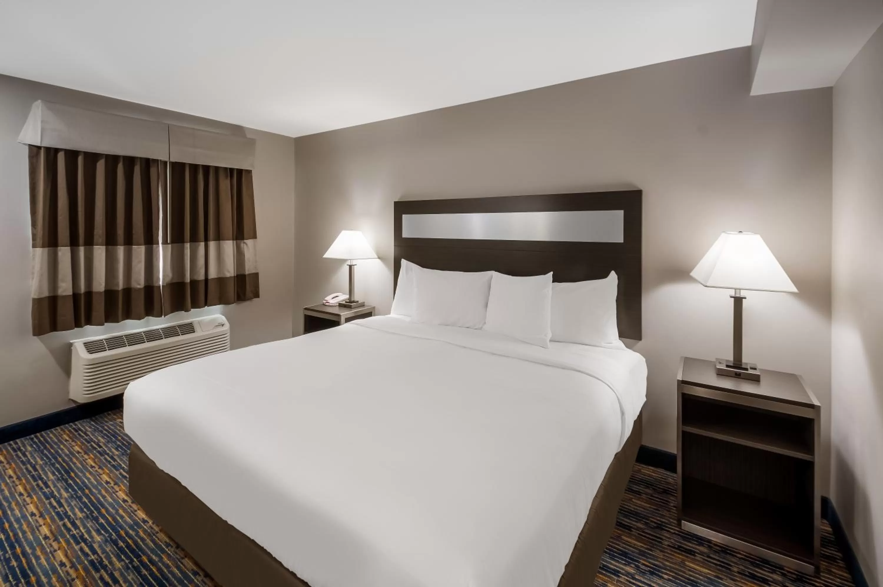 Bed in Americas Best Value Inn Farmington