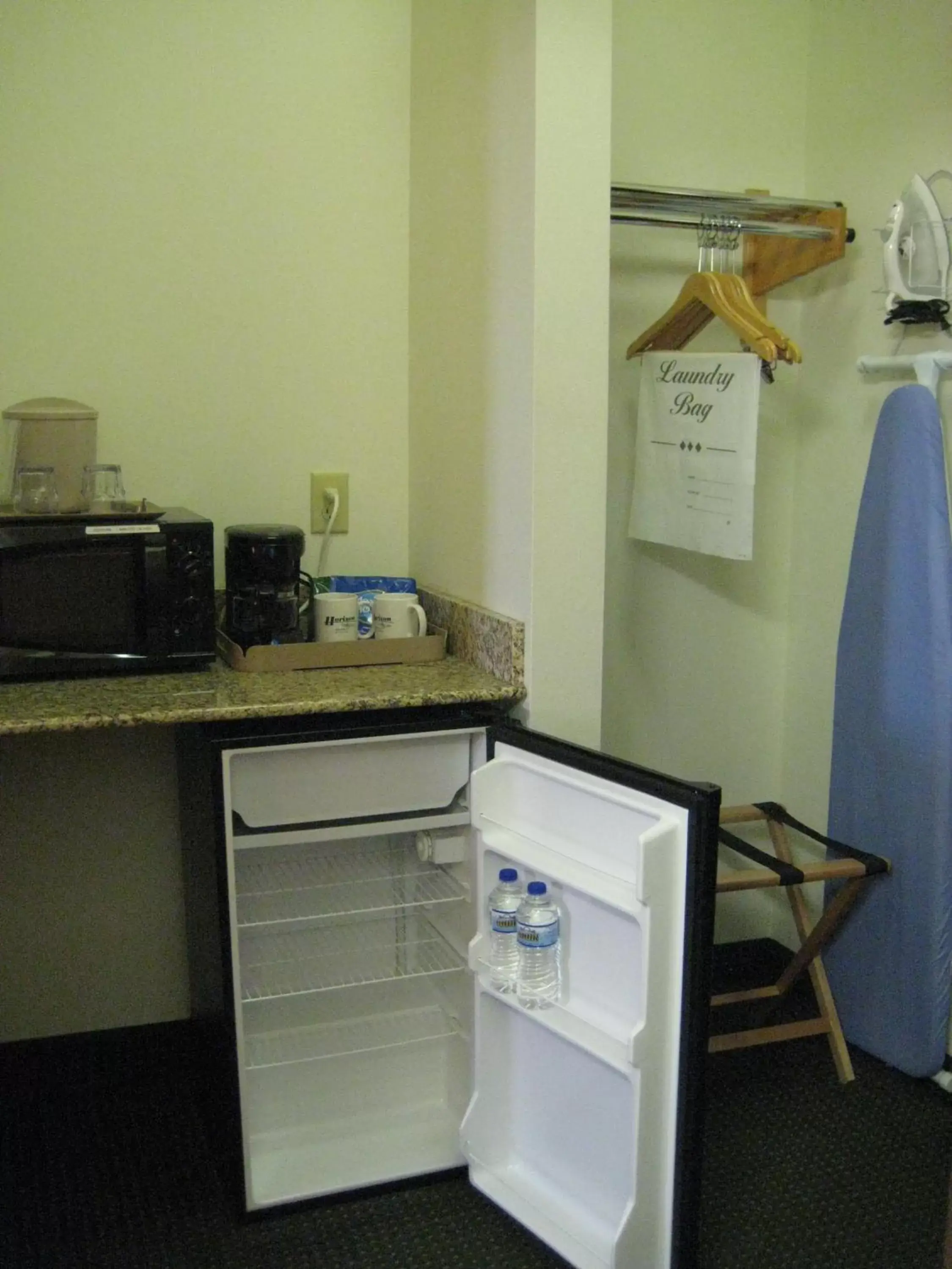 Queen Room - Disability Access in Horizon Inn & Suites Queen Room - Disability Access in Horizon Inn & Suites