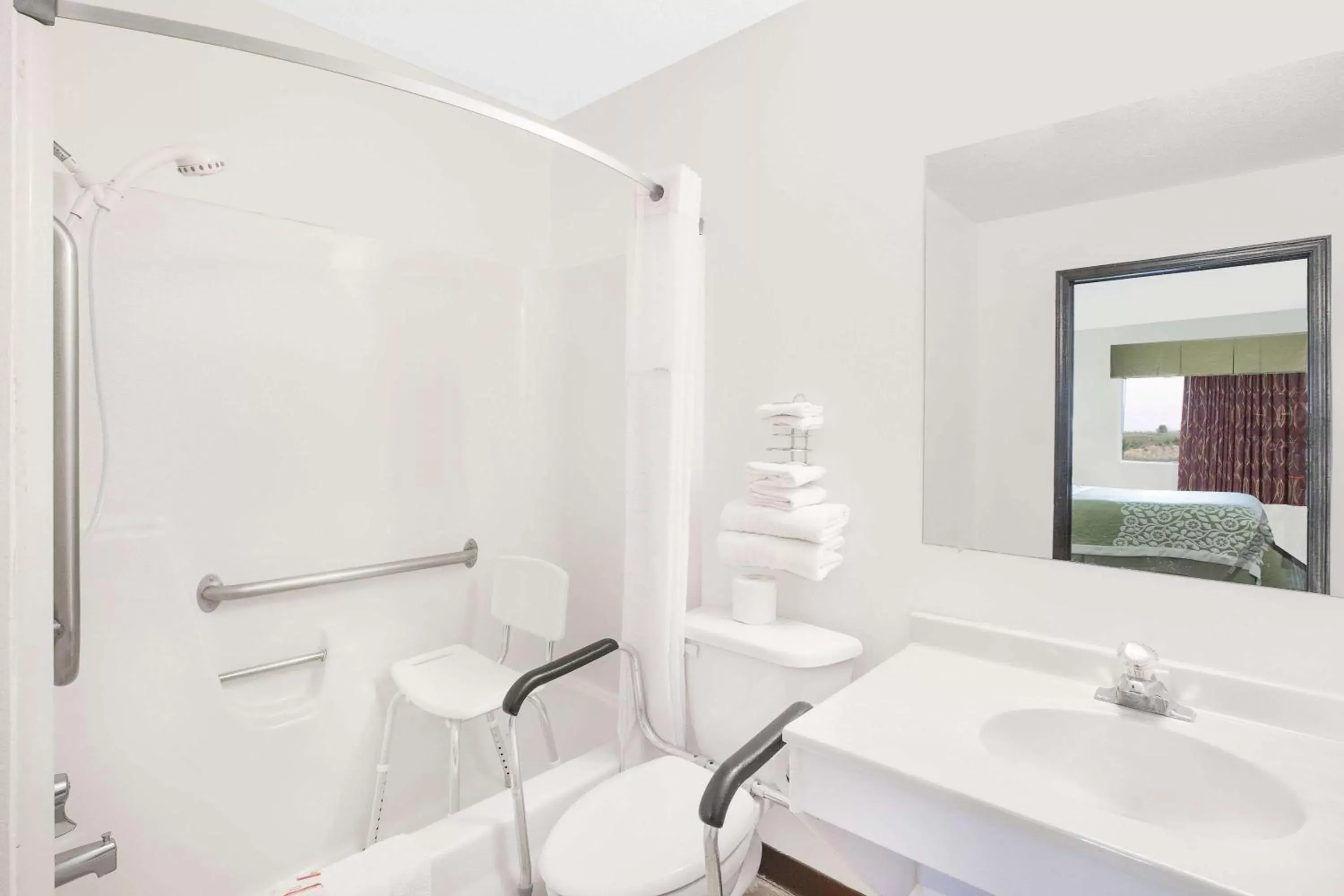 Photo of the whole room, Bathroom in Days Inn by Wyndham York