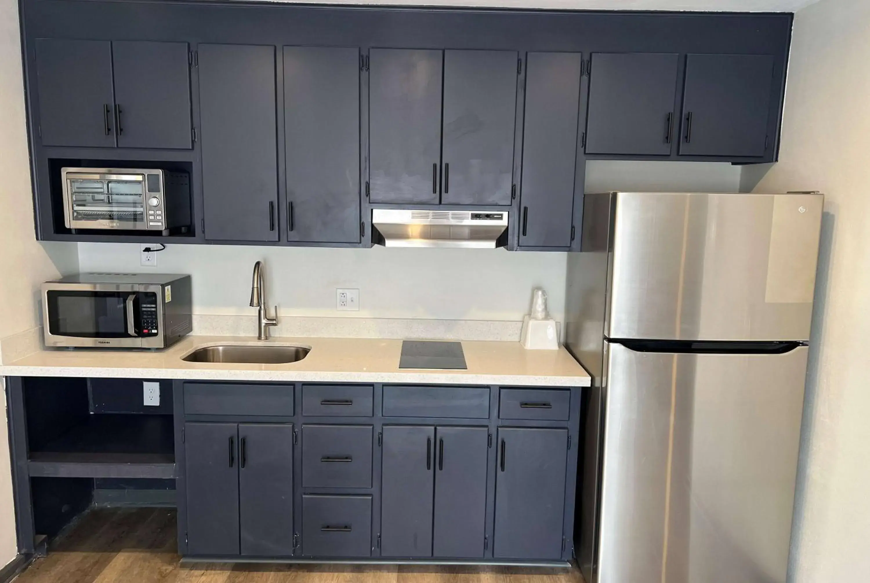 Kitchen or kitchenette, Kitchen/Kitchenette in Ramada by Wyndham Studio Suites Dothan