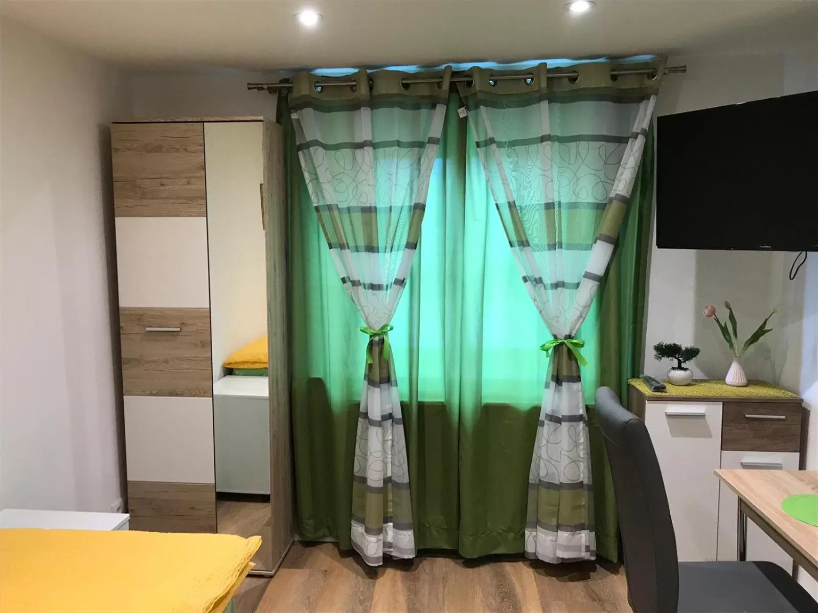 Communal lounge/ TV room, Bed in Gästehaus Sarker