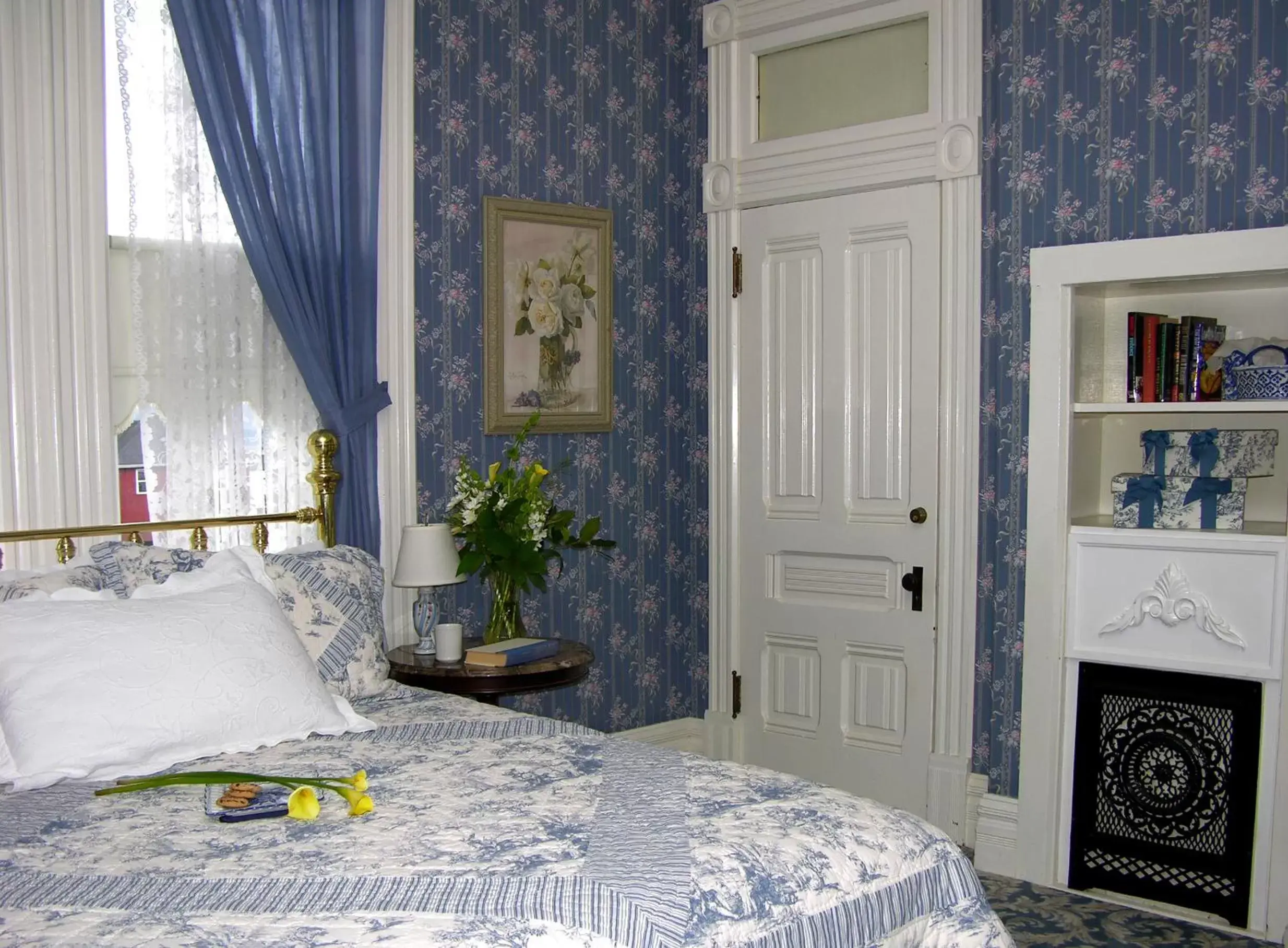 Bedroom, Bed in Victorian Inn