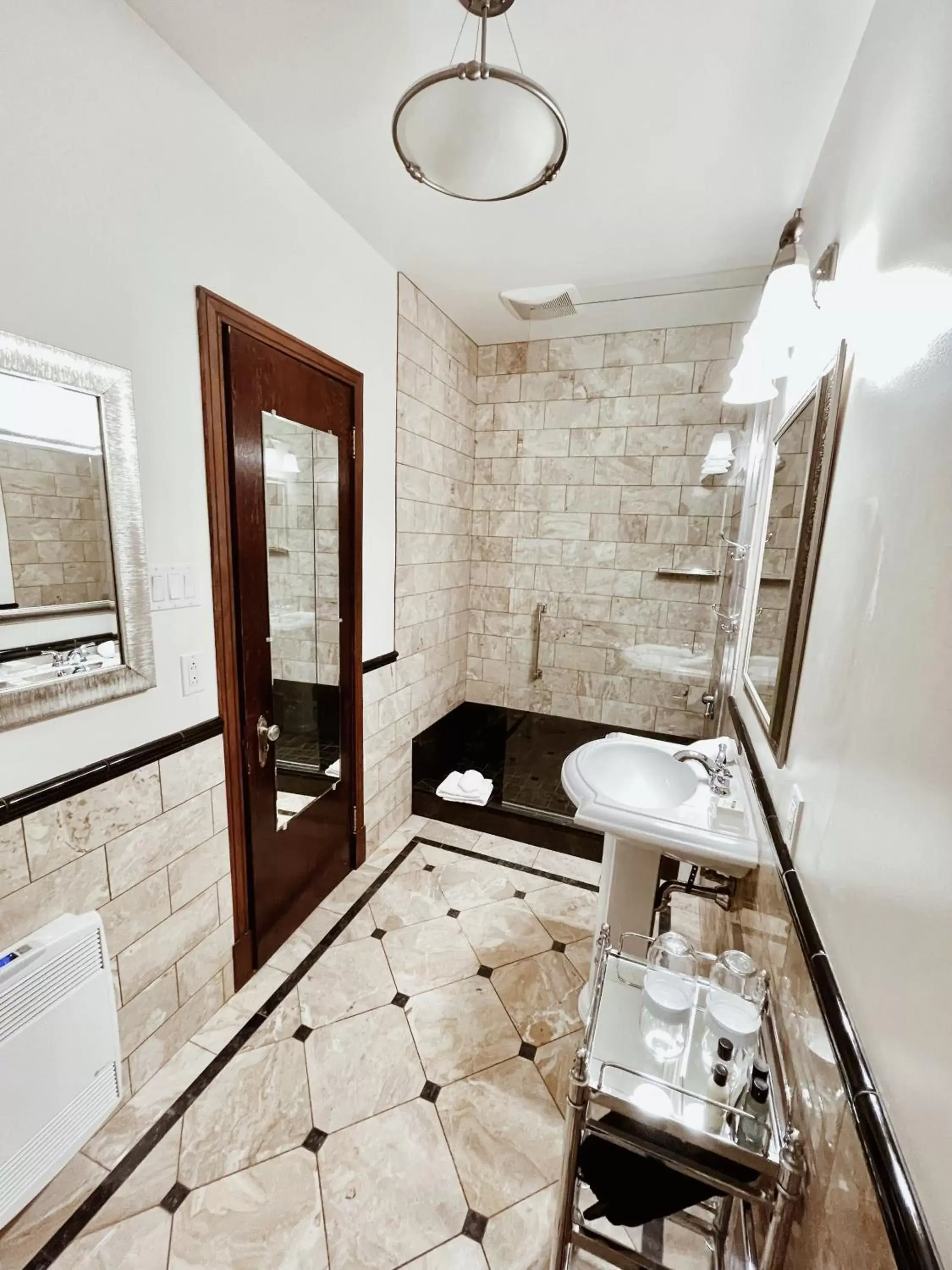 Shower, Bathroom in Hotel Manoir D'Auteuil