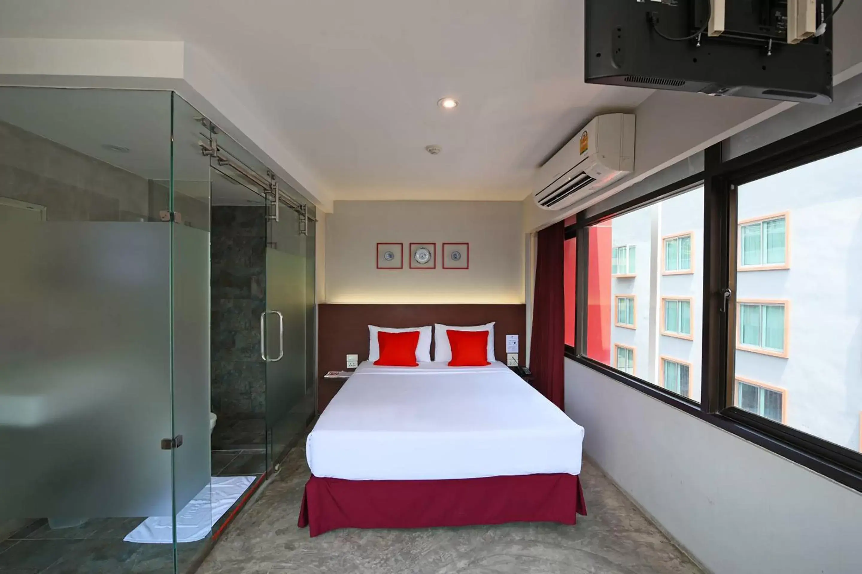 Photo of the whole room, Bed in Ruamchitt Plaza Hotel