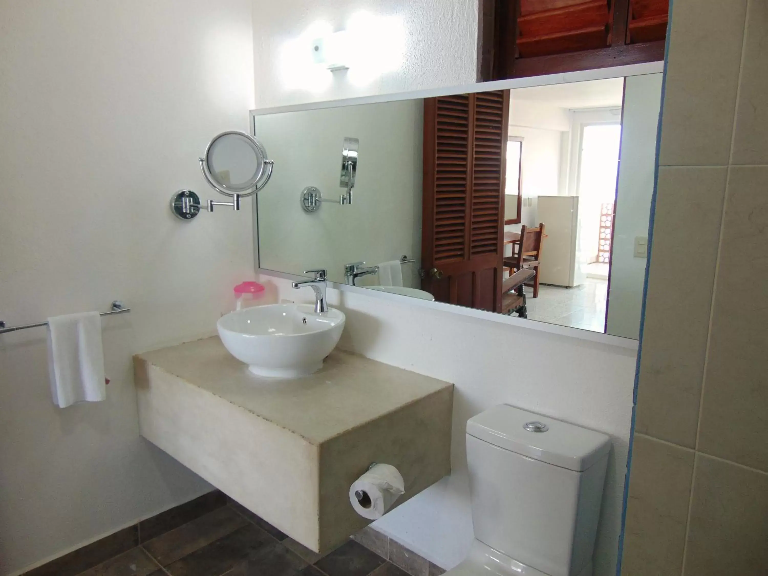 Property building, Bathroom in Hotel Rosita