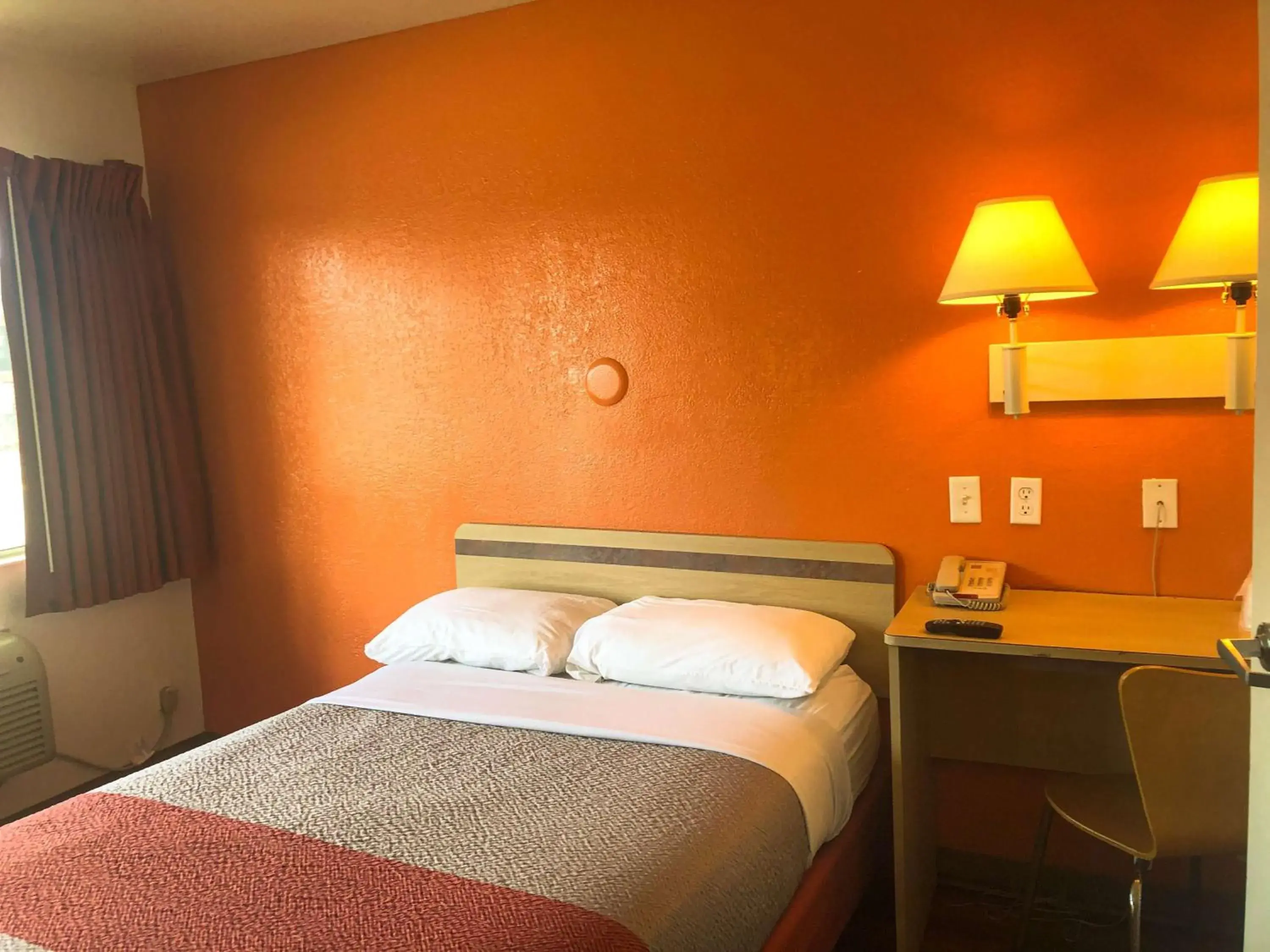 Photo of the whole room, Bed in Motel 6-Jacksonville, FL - Orange Park