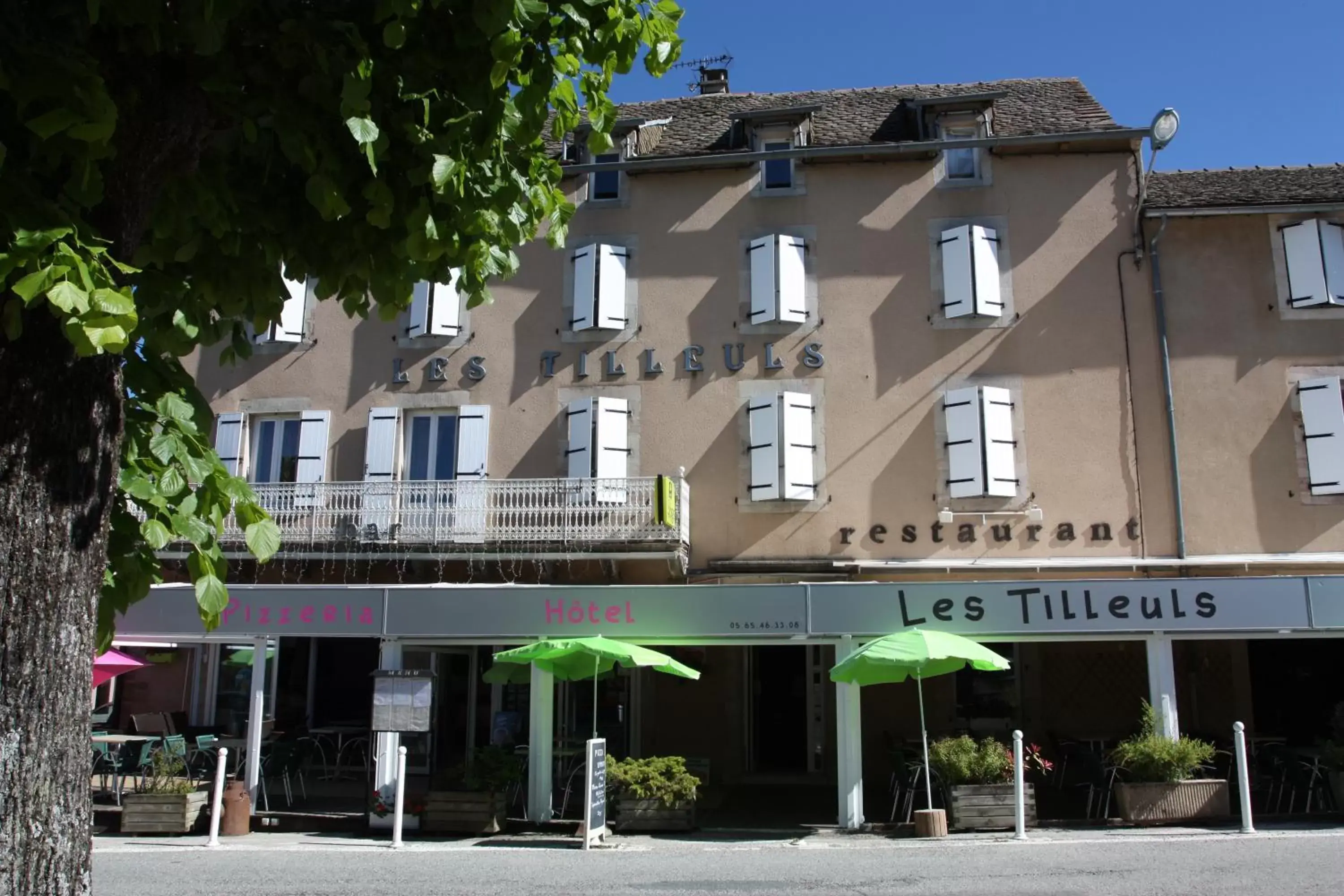 Facade/entrance, Property Building in Hôtel Les Tilleuls de Pareloup à Salles-Curan